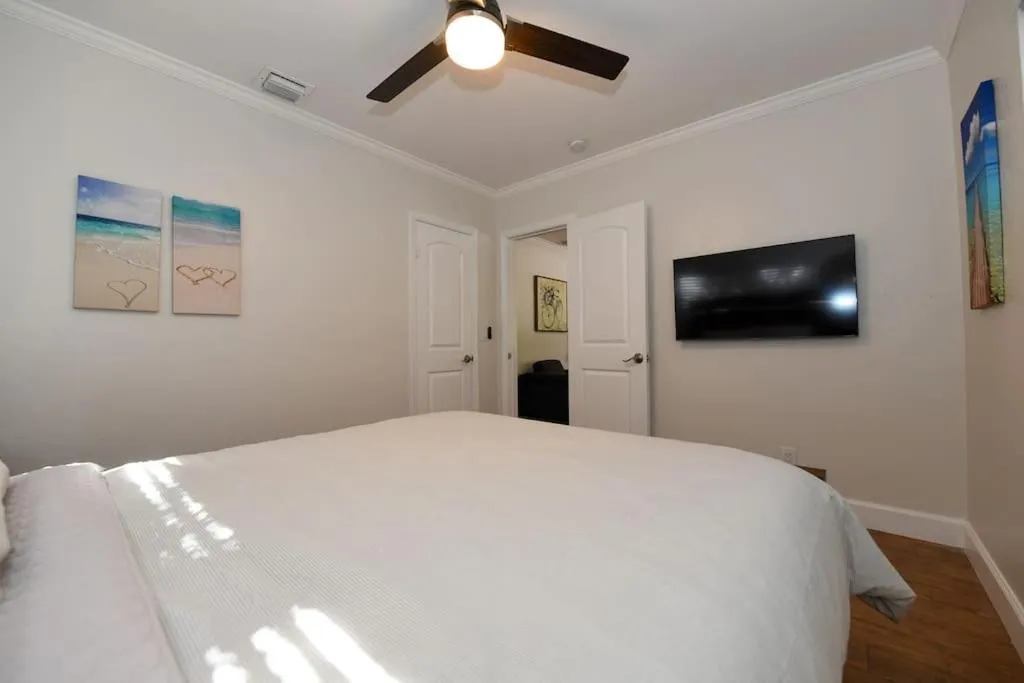 Bed in 4BR Home, Hot Tub, Near Beach & Wilton Manors