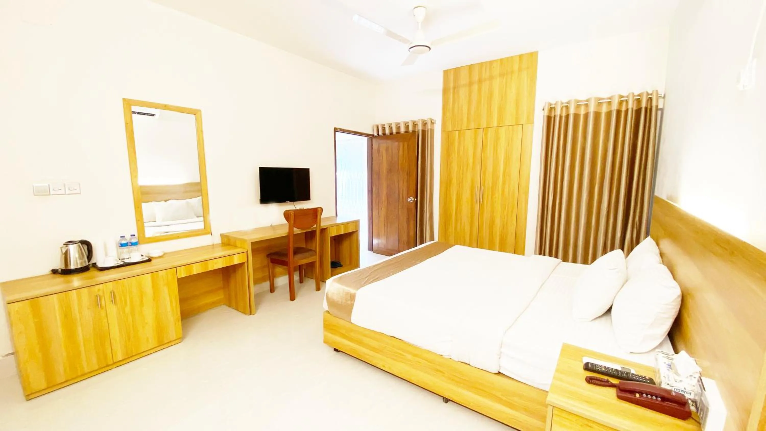 Communal lounge/ TV room, Bed in Crown Palace Residence