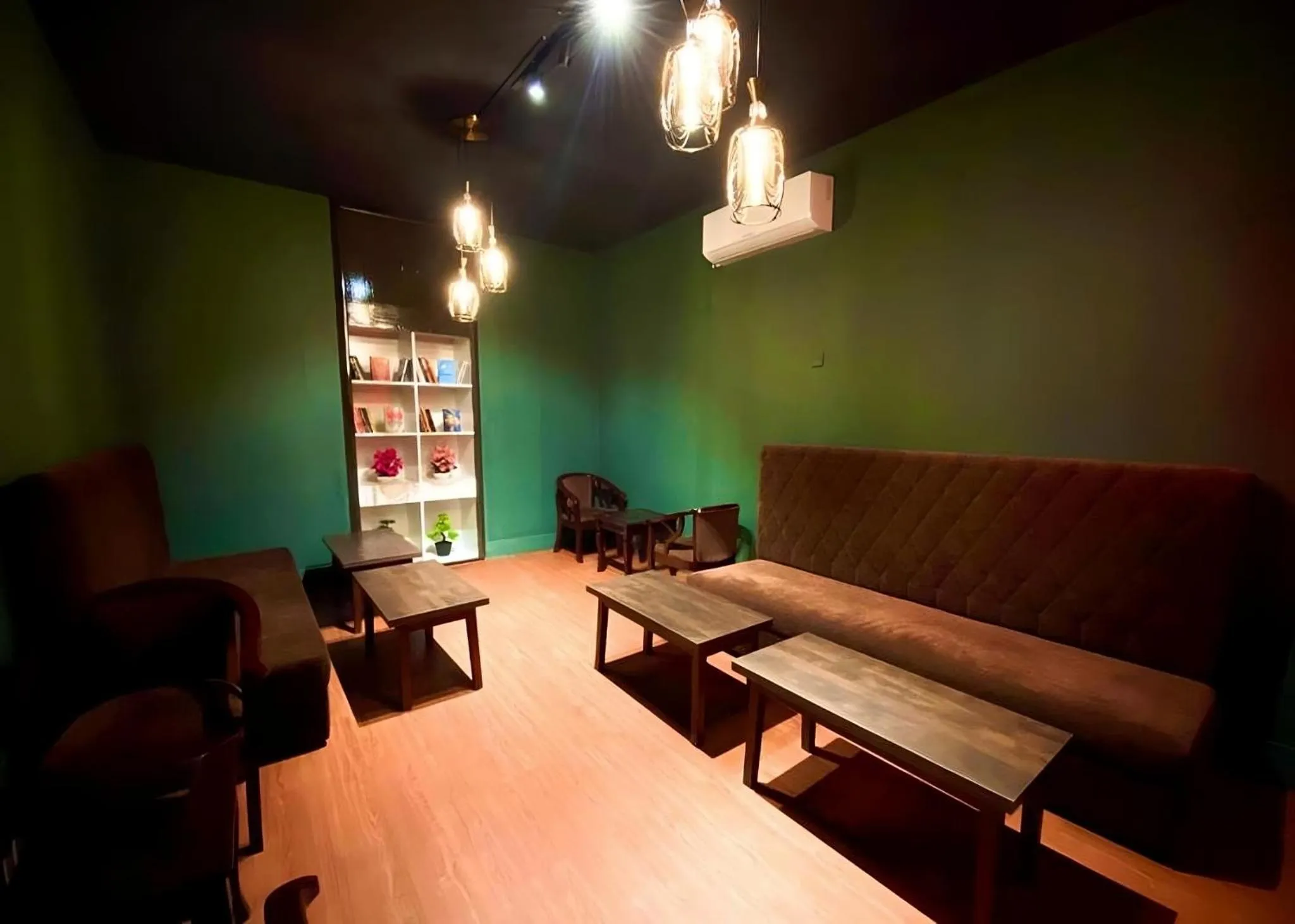 Restaurant/places to eat in Crown Palace Residence