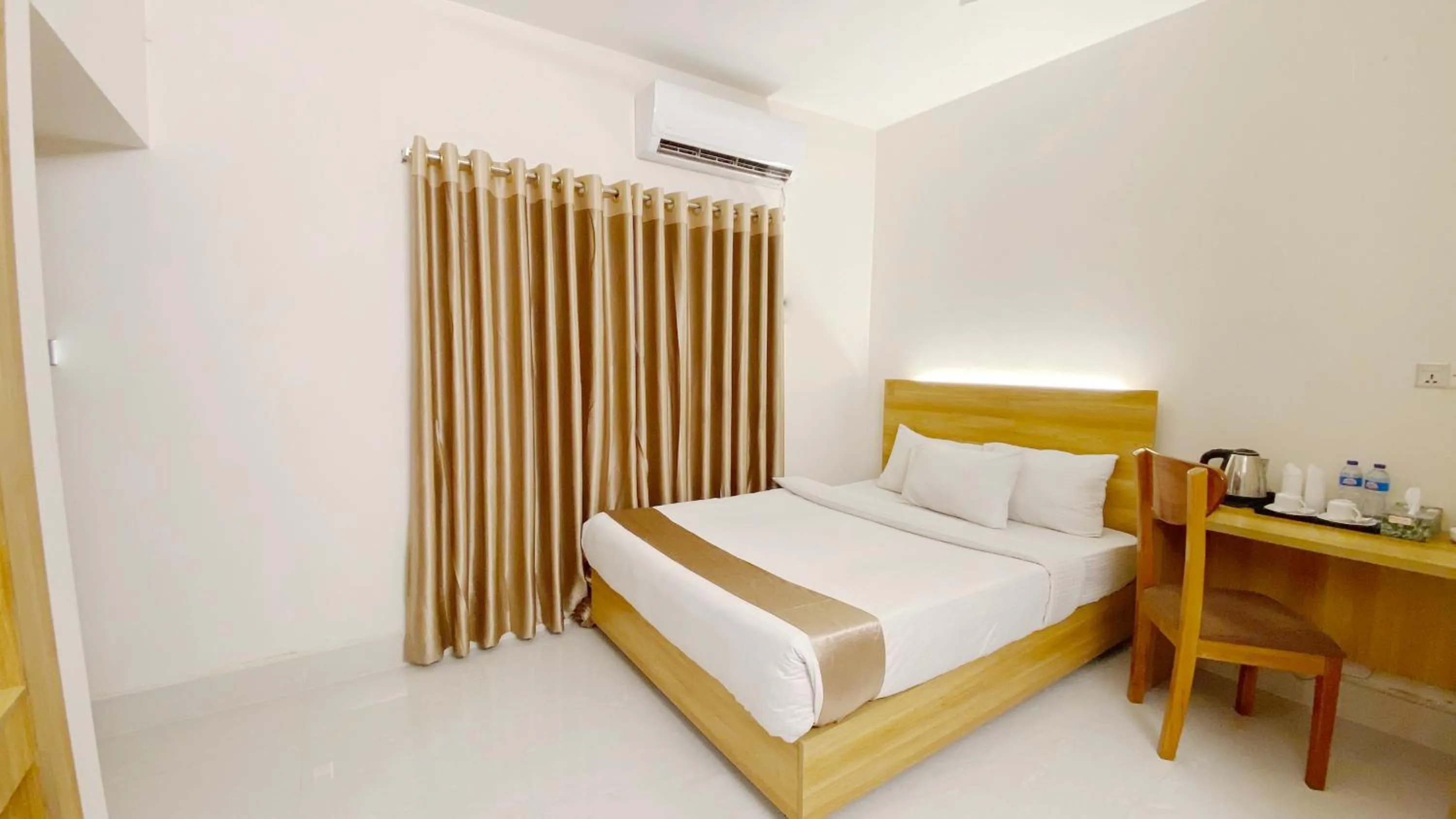 Bed in Crown Palace Residence