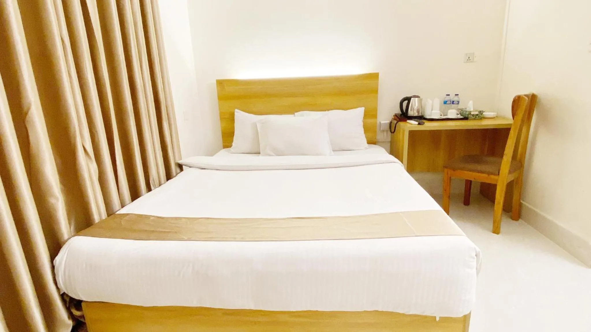 Bed in Crown Palace Residence