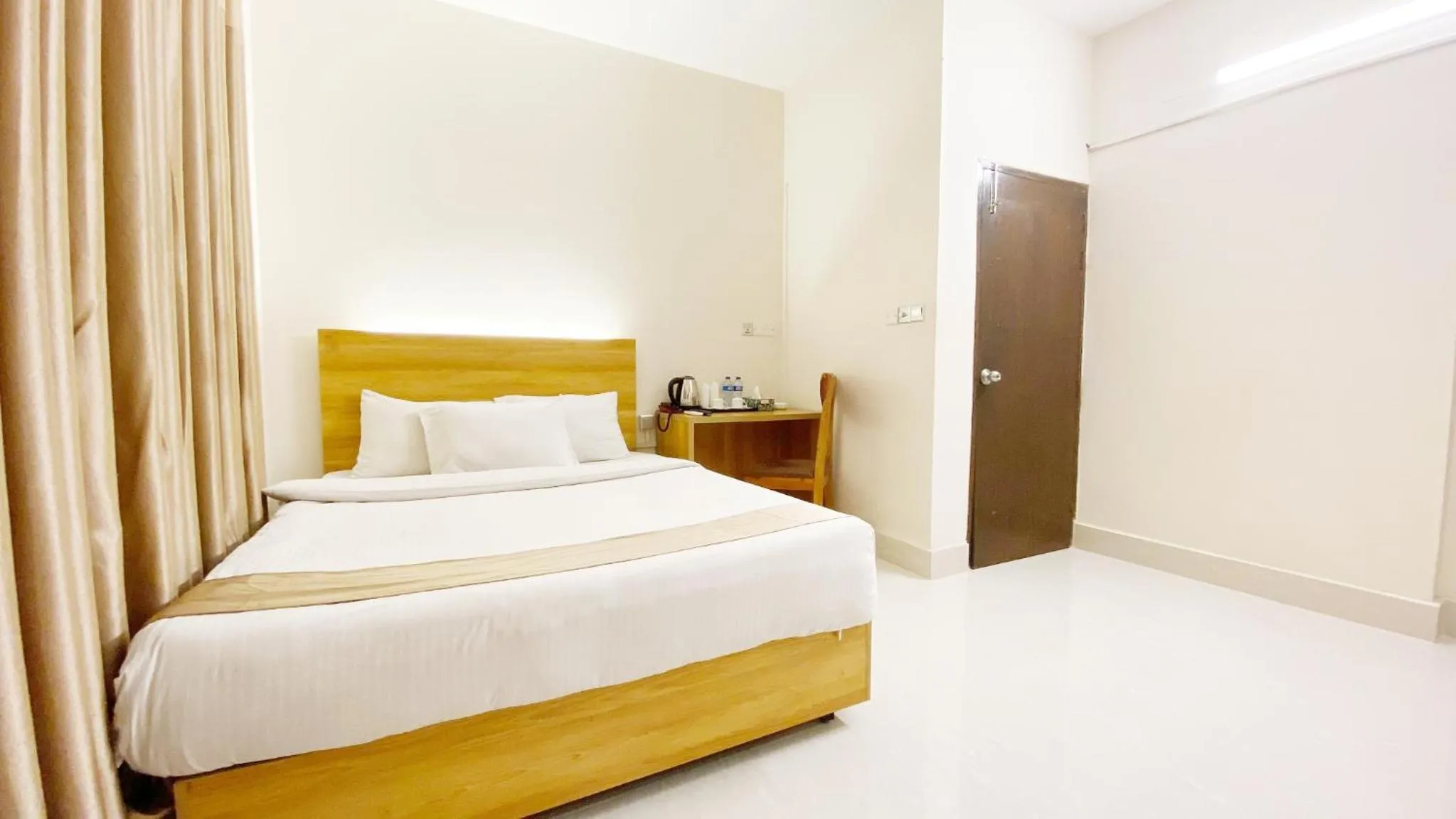 Bed in Crown Palace Residence