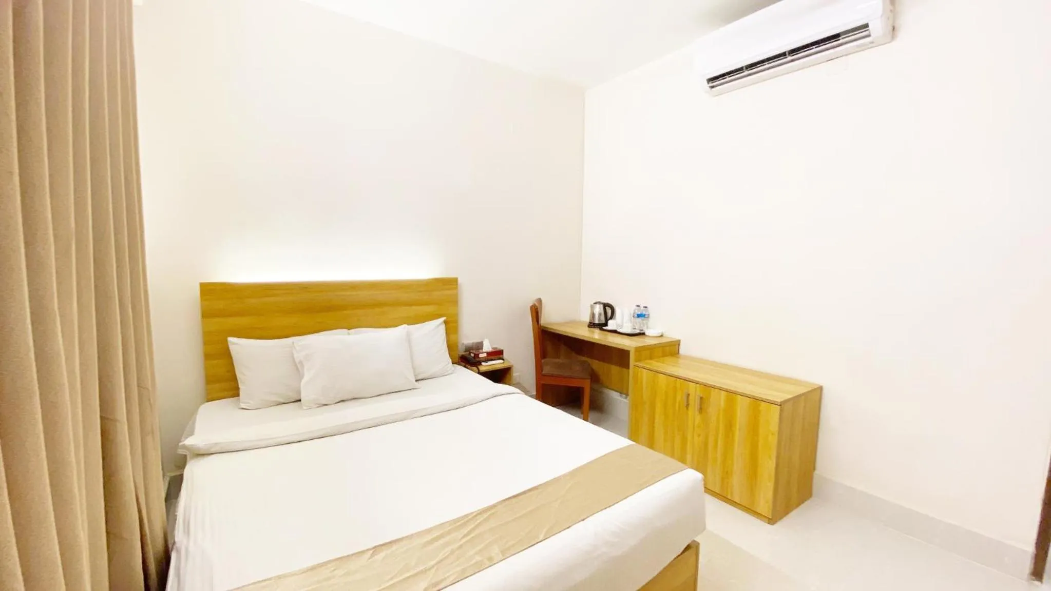 Bed in Crown Palace Residence