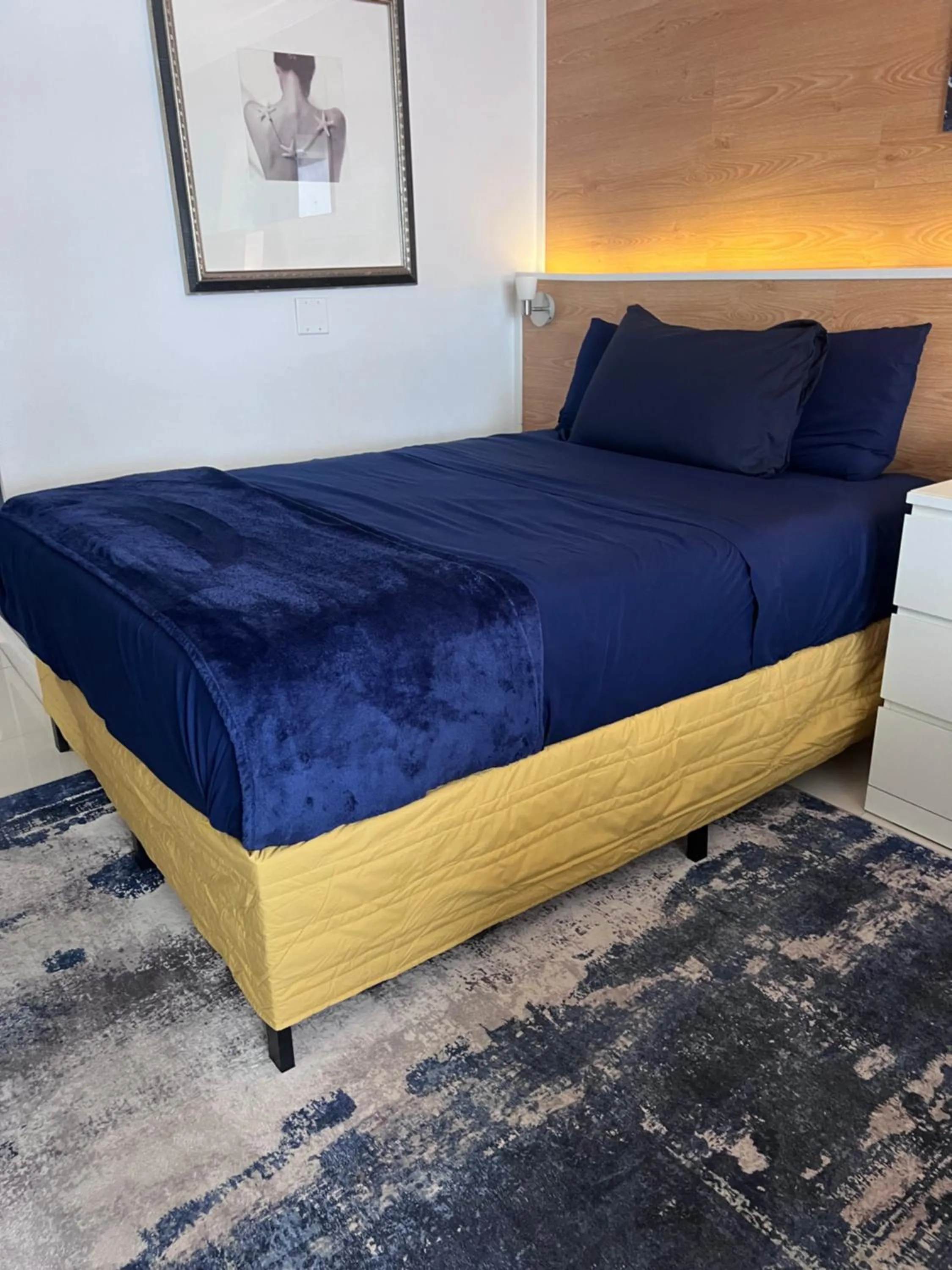 Bed in Ocean Manor Tiki Sunset Retreat