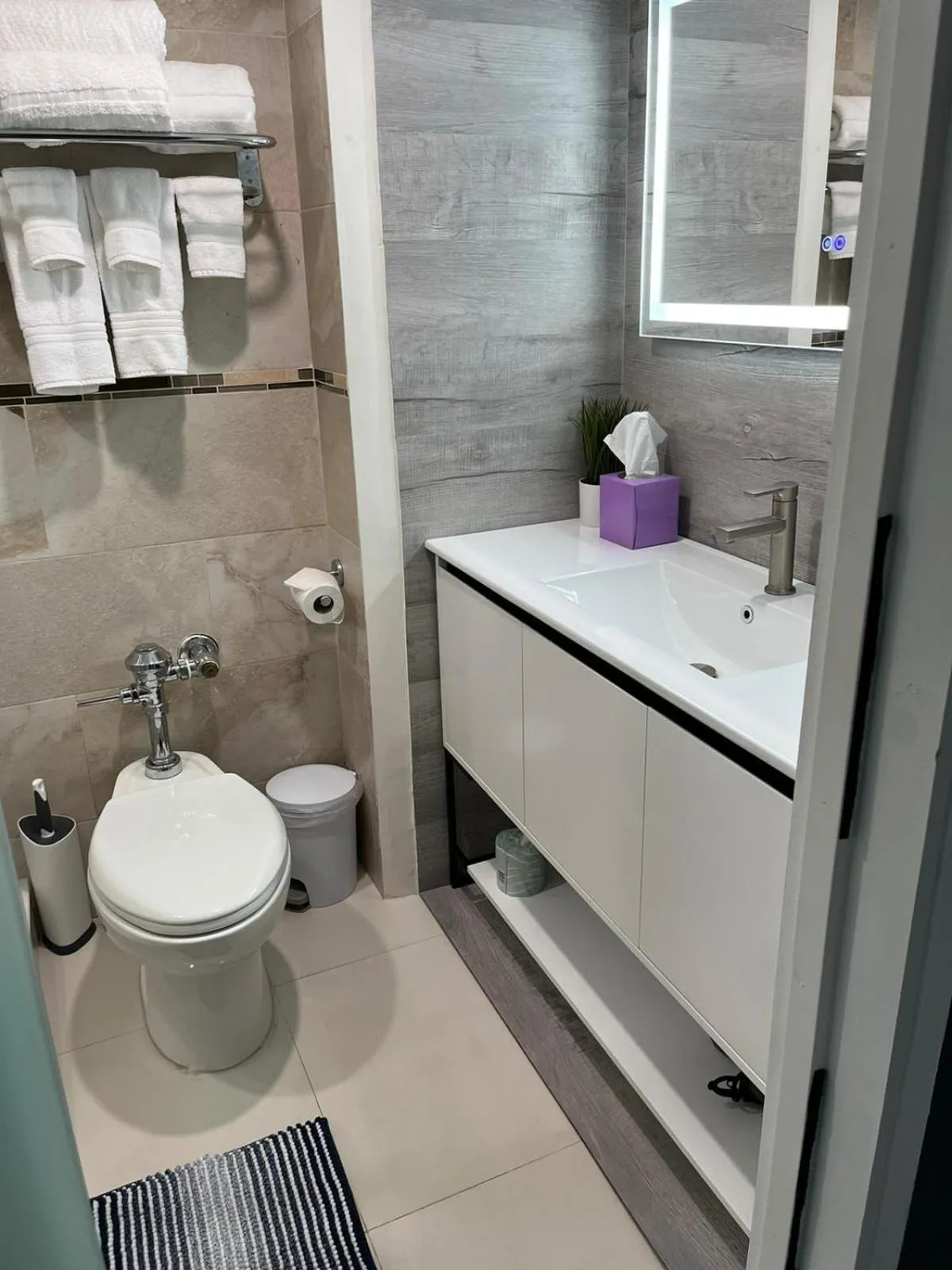 Shower in Ocean Manor Tiki Sunset Retreat