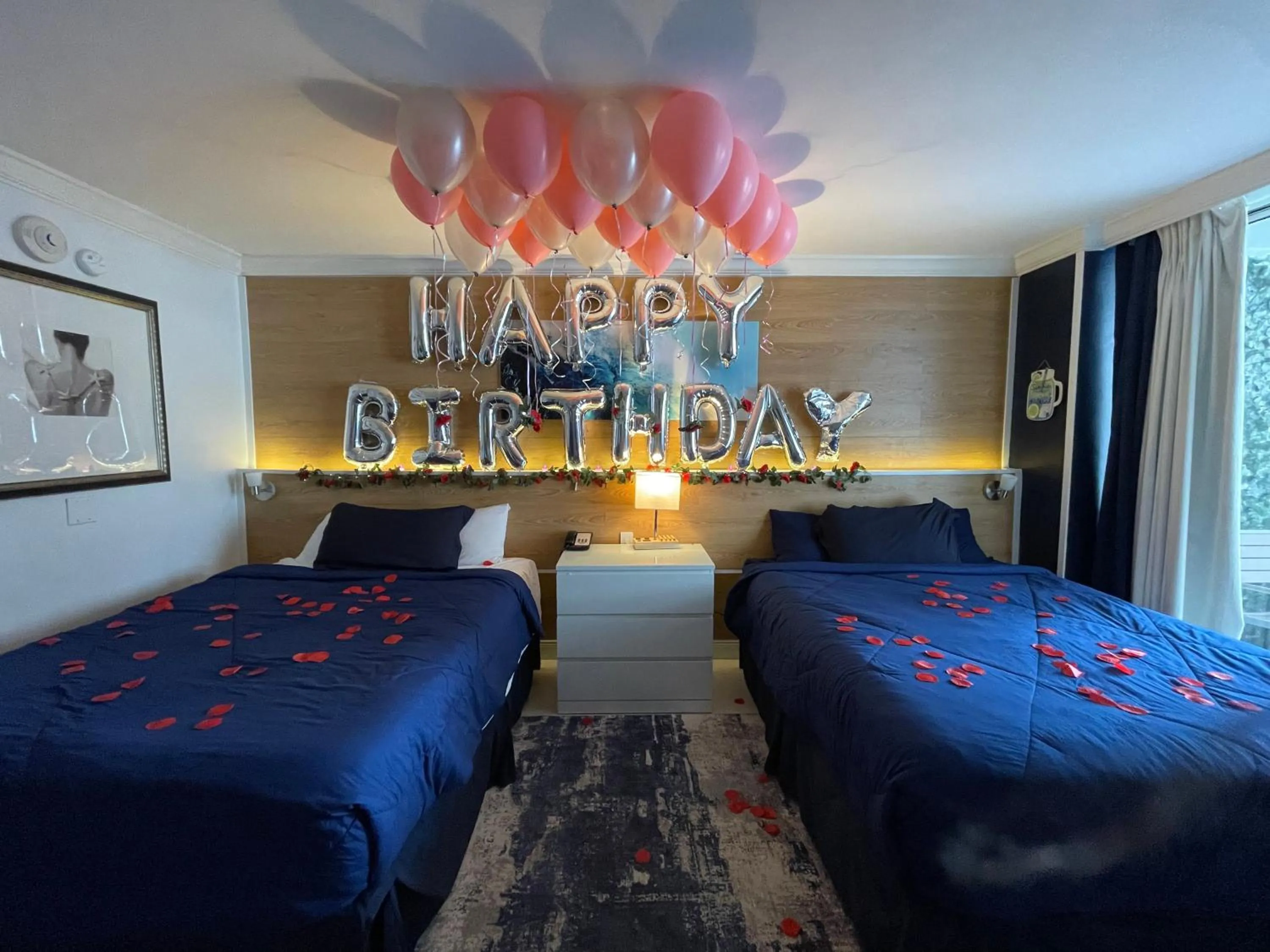 Bed in Ocean Manor Tiki Sunset Retreat