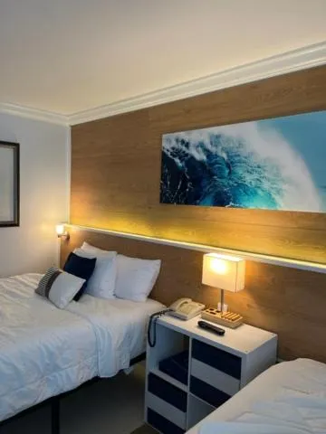 Bed in Ocean Manor Tiki Sunset Retreat