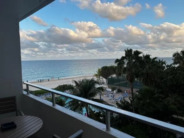 Day in Ocean Manor Tiki Sunset Retreat