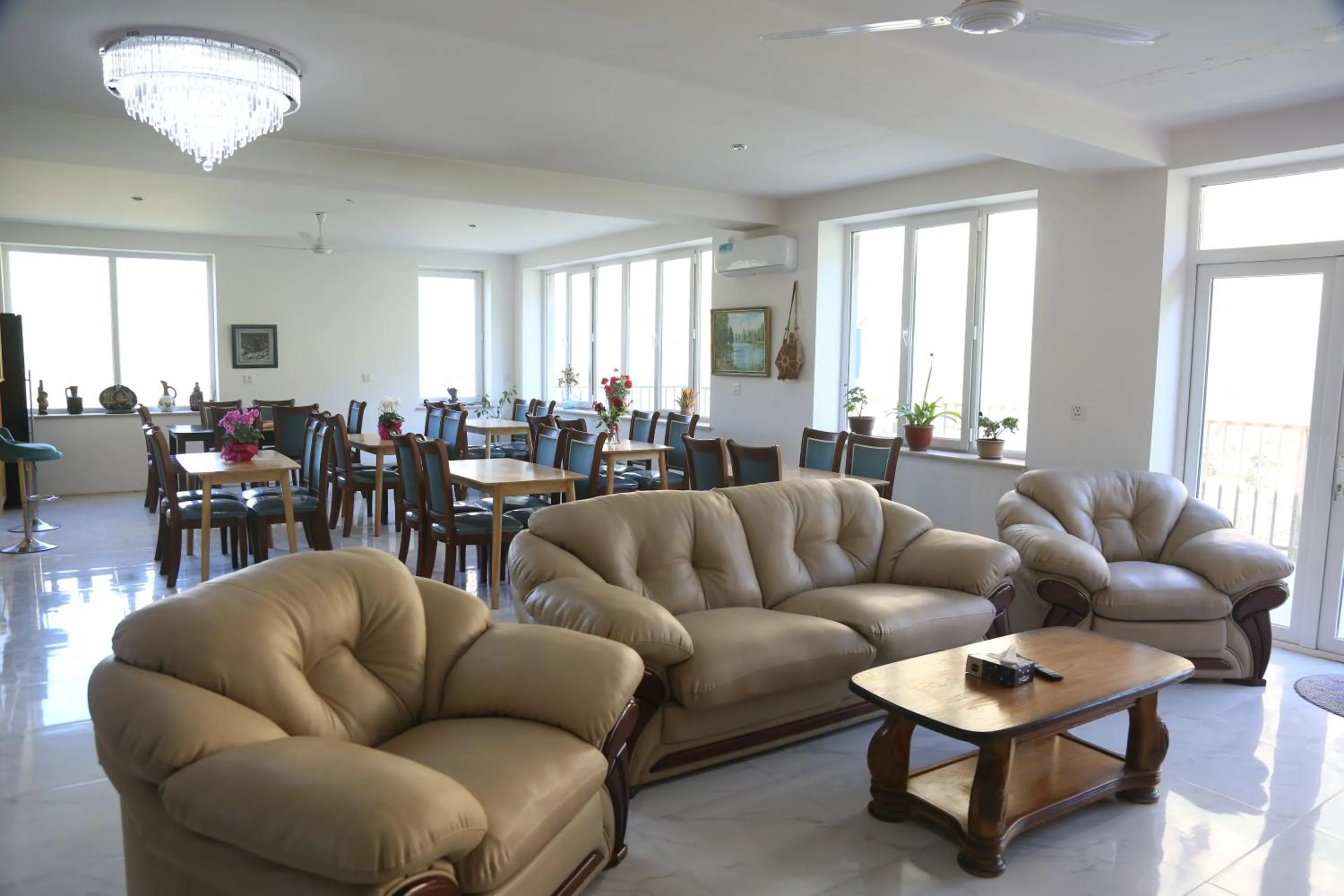 Restaurant/places to eat in Areni Lodge