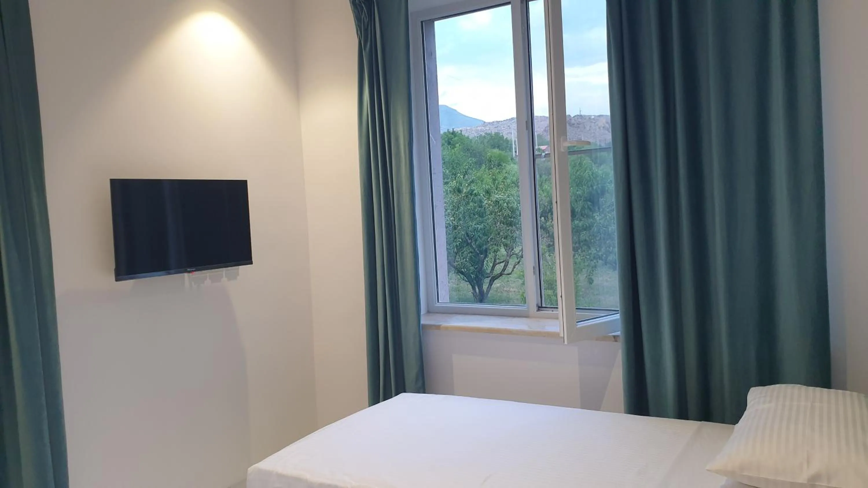 Garden view, Bed in Areni Lodge