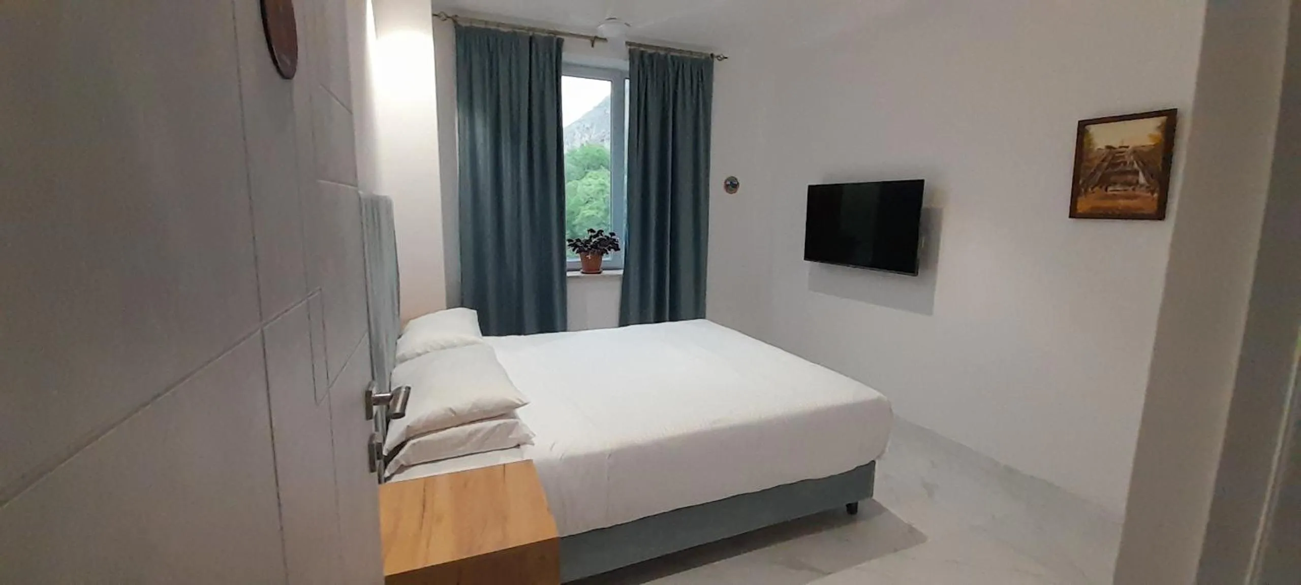 Photo of the whole room, Bed in Areni Lodge