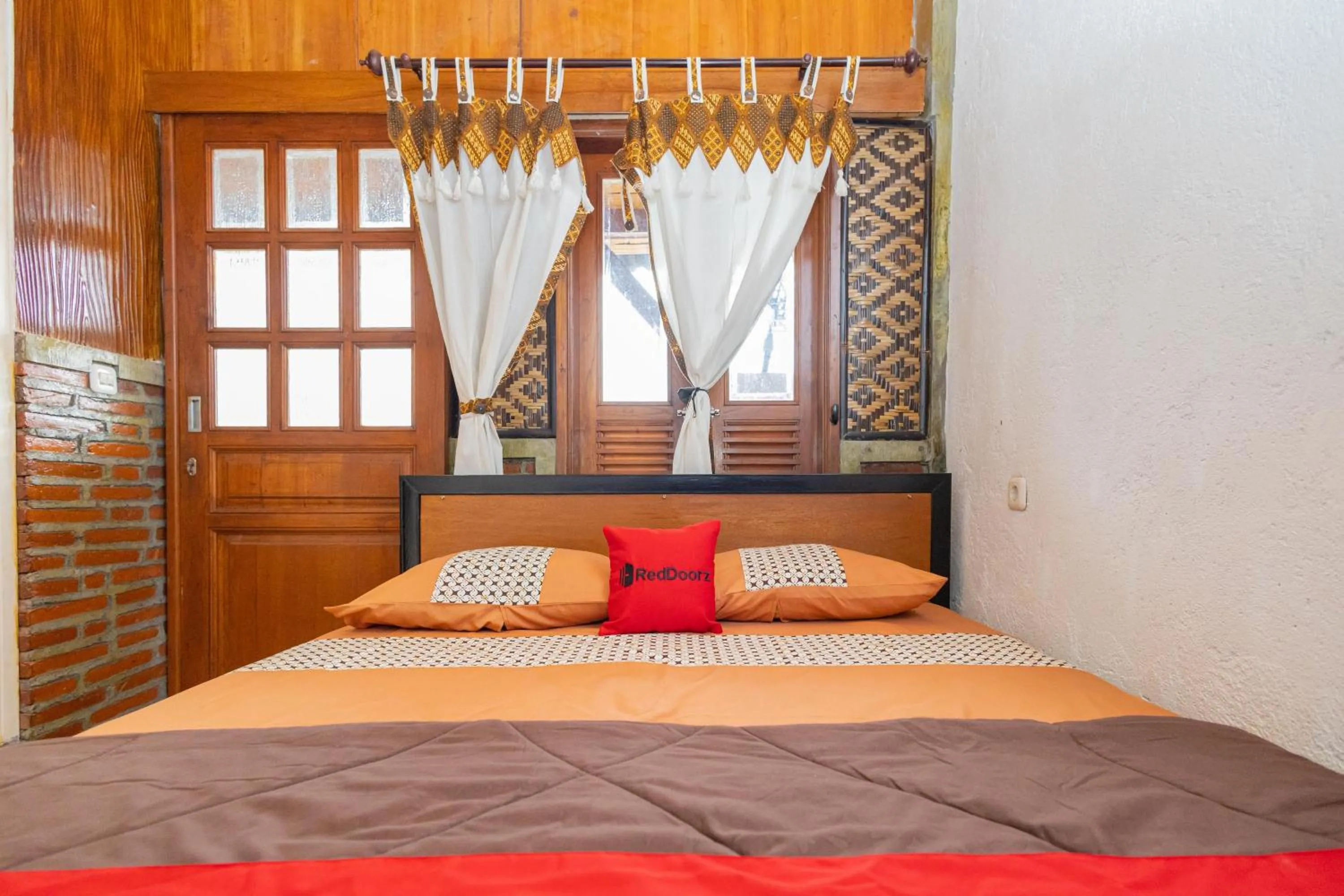 Bed in RedDoorz Syariah At Wisma Djokorio Poncokusumo