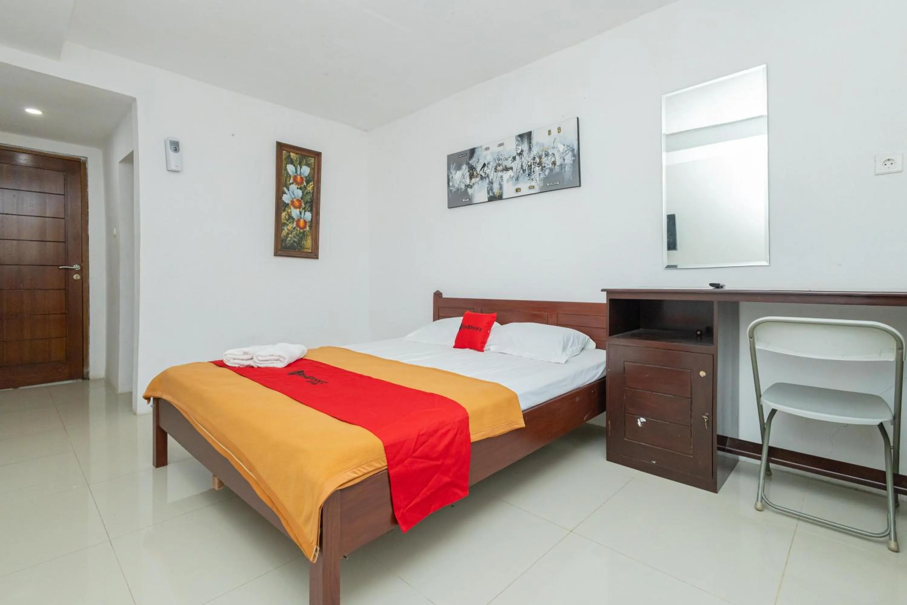 Bed in RedDoorz Syariah At Wisma Djokorio Poncokusumo