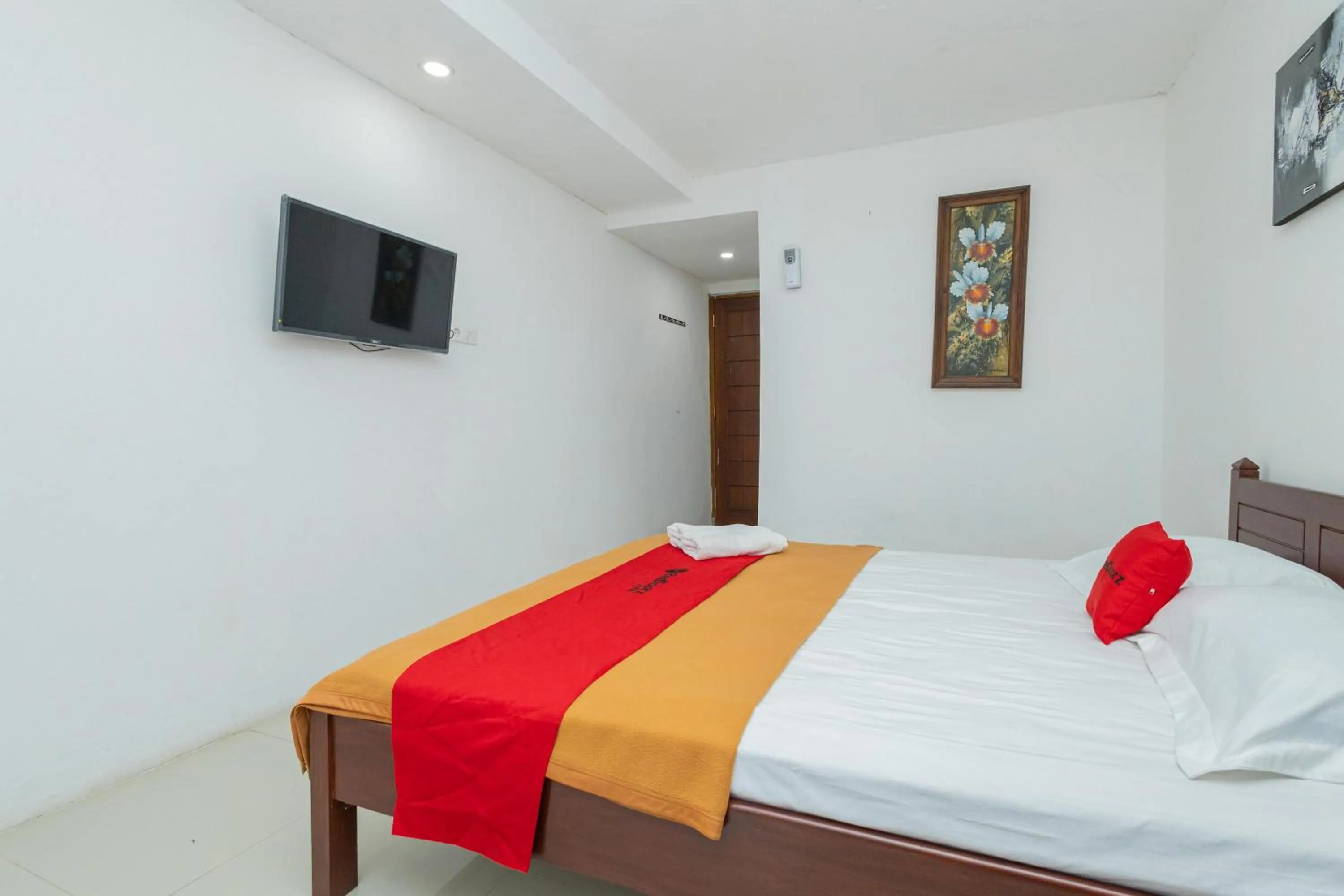 Bed in RedDoorz Syariah At Wisma Djokorio Poncokusumo