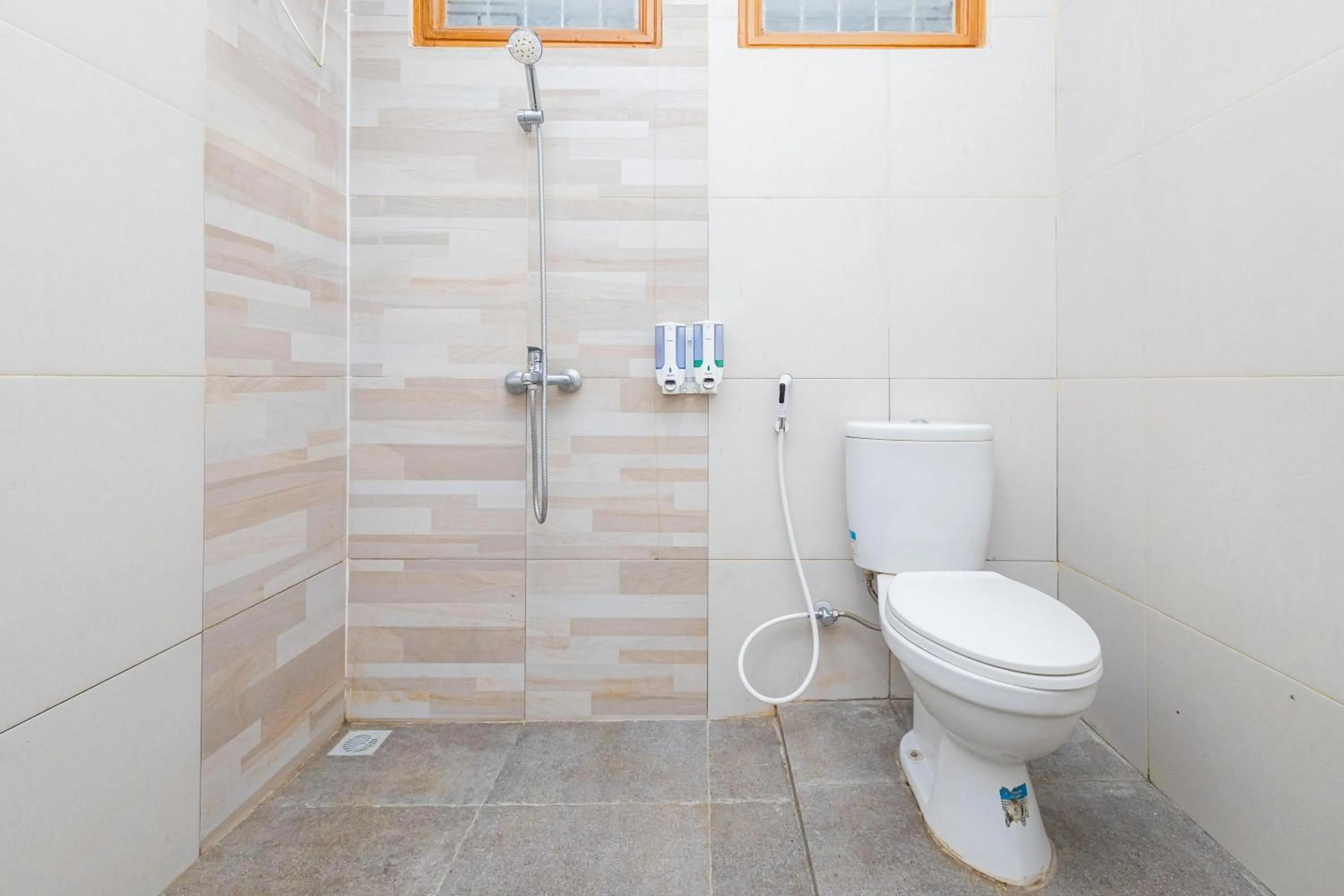 Shower in RedDoorz Syariah At Wisma Djokorio Poncokusumo