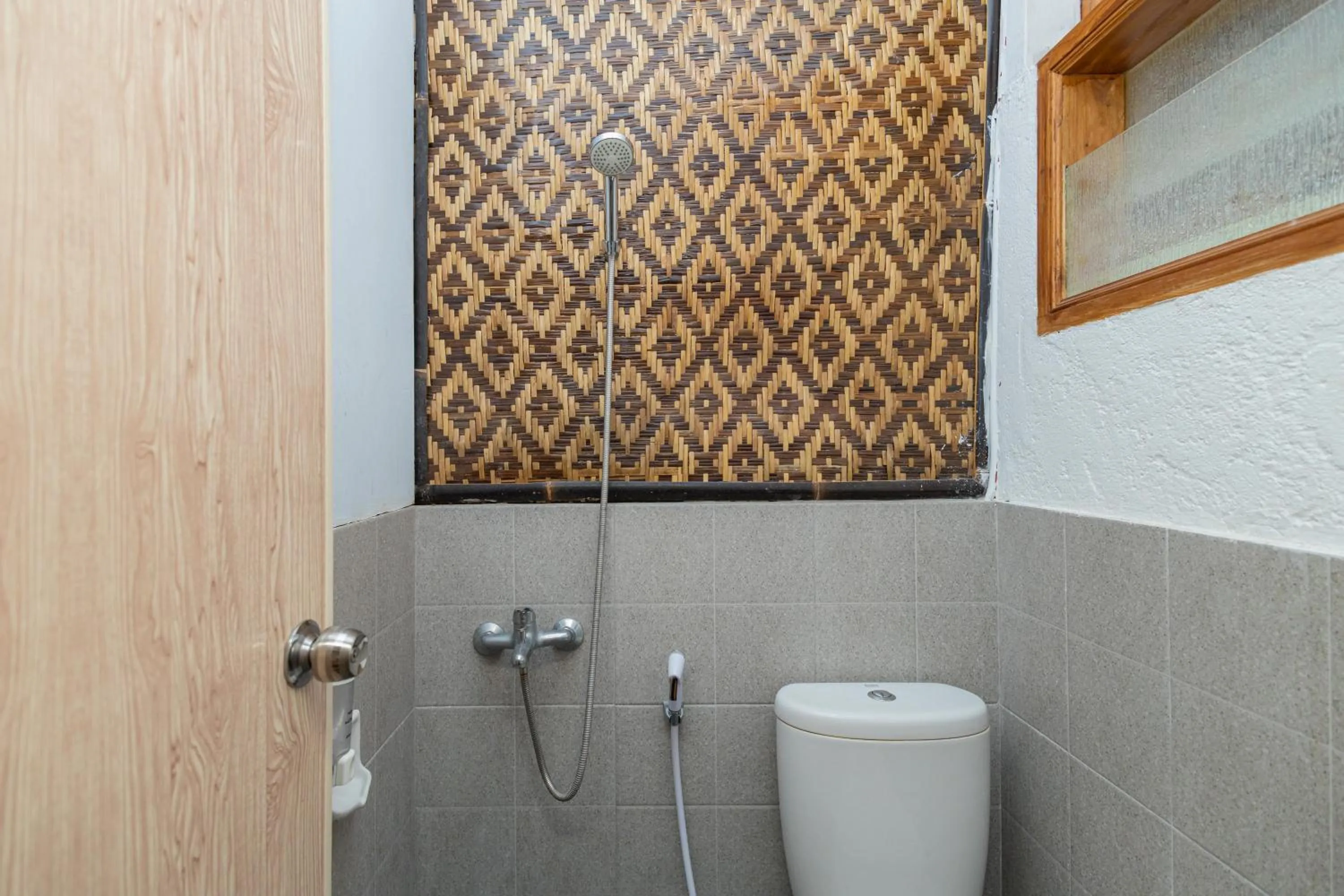 Shower in RedDoorz Syariah At Wisma Djokorio Poncokusumo