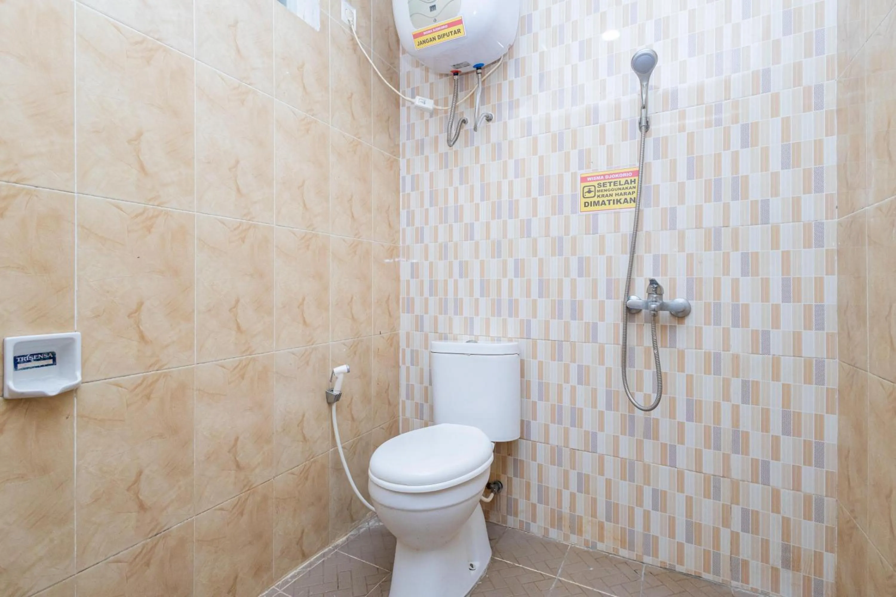 Shower in RedDoorz Syariah At Wisma Djokorio Poncokusumo