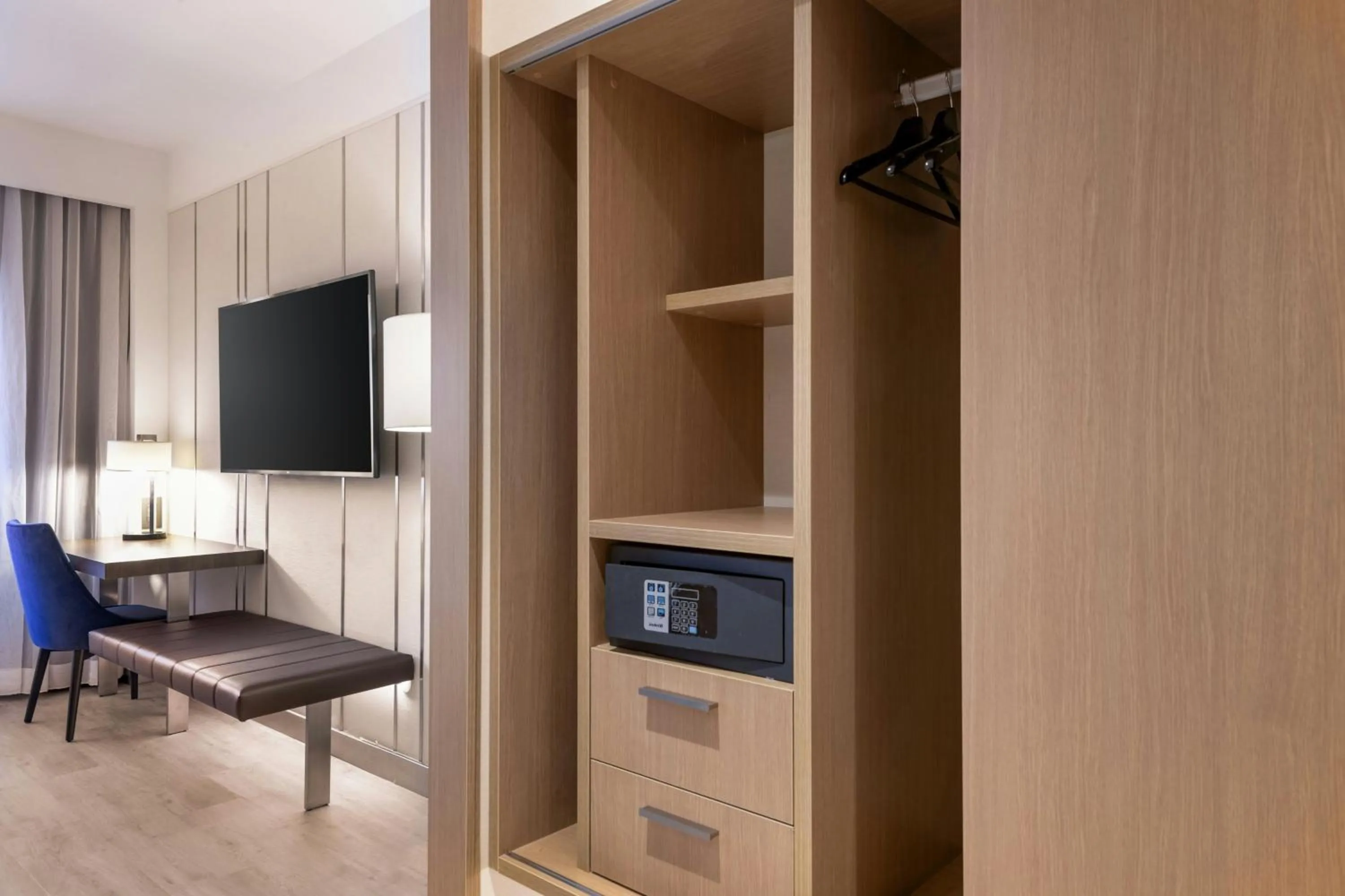 Photo of the whole room in AC Hotel by Marriott Saint-Julien-en-Genevois