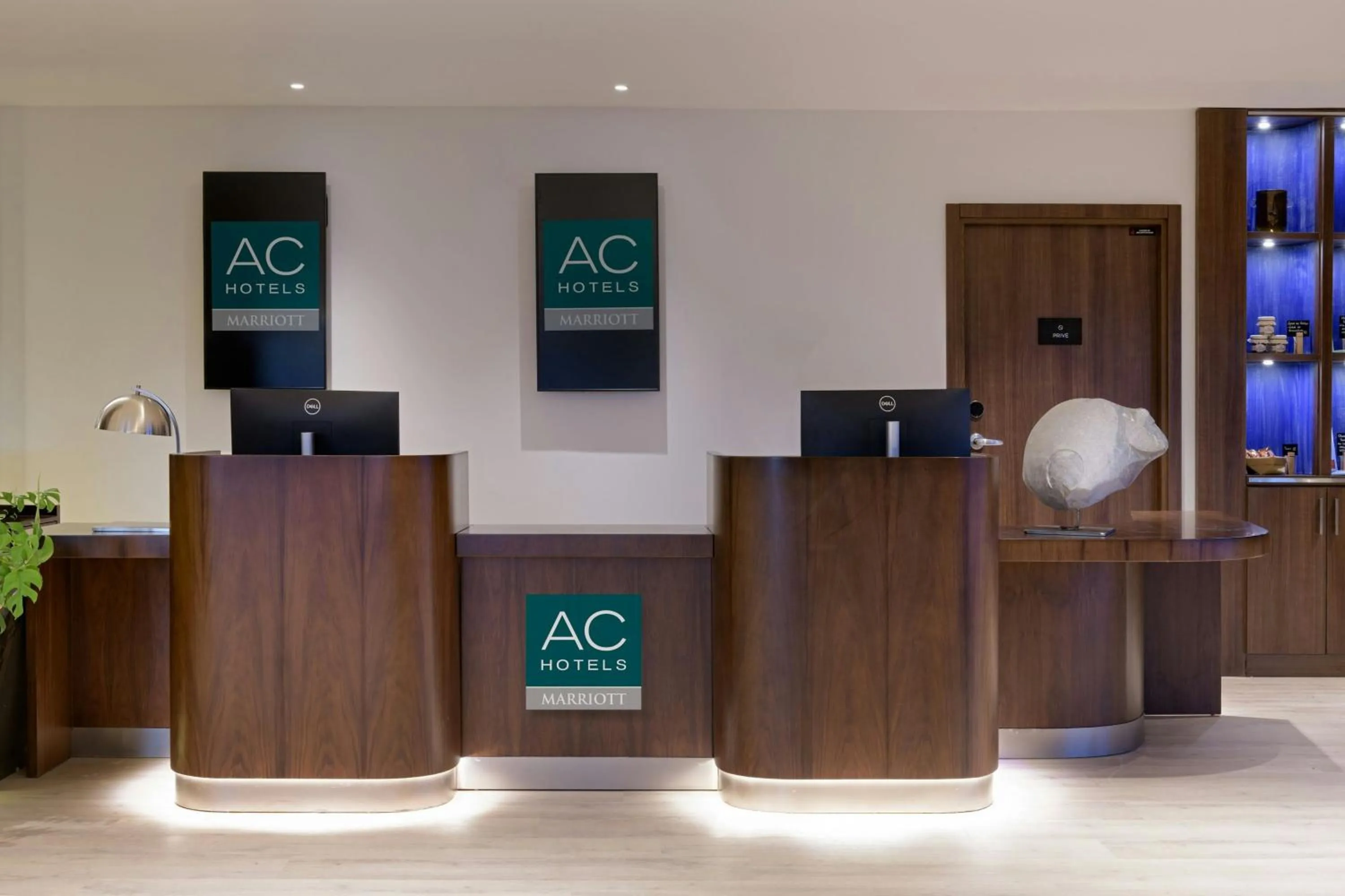 Lobby or reception in AC Hotel by Marriott Saint-Julien-en-Genevois