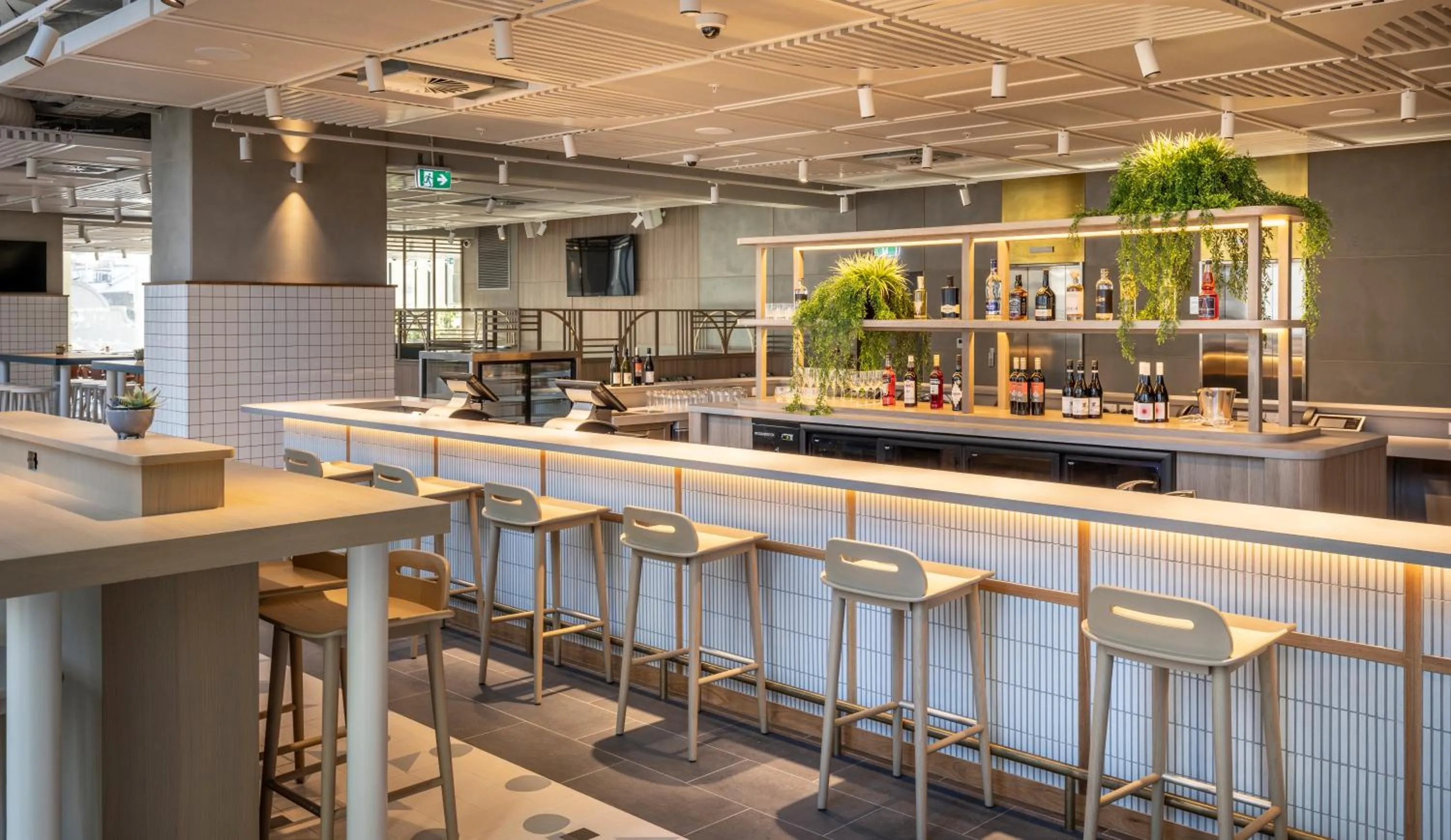 Restaurant/places to eat in Holiday Inn Express Auckland City Centre by IHG