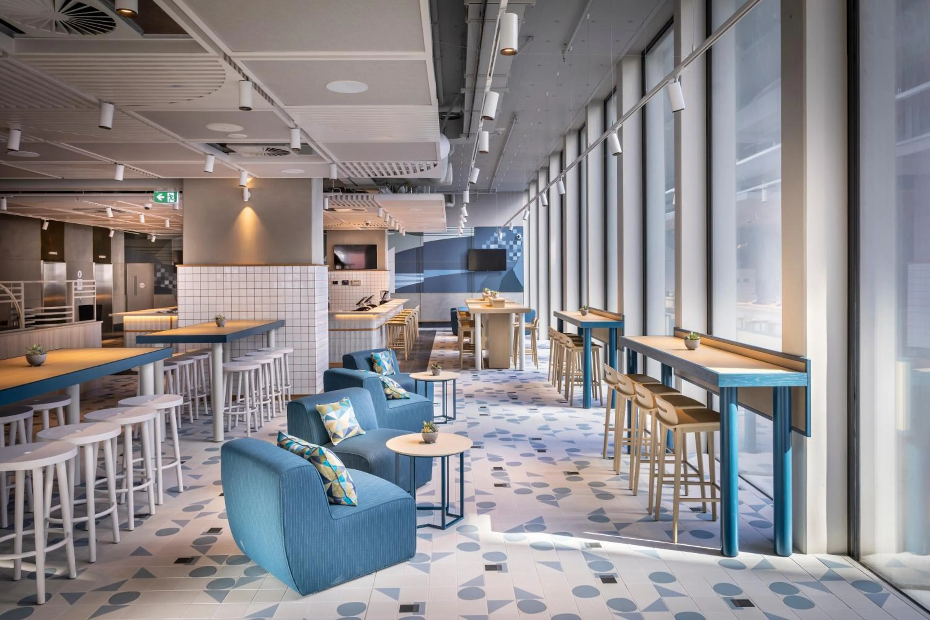 Restaurant/places to eat in Holiday Inn Express Auckland City Centre by IHG