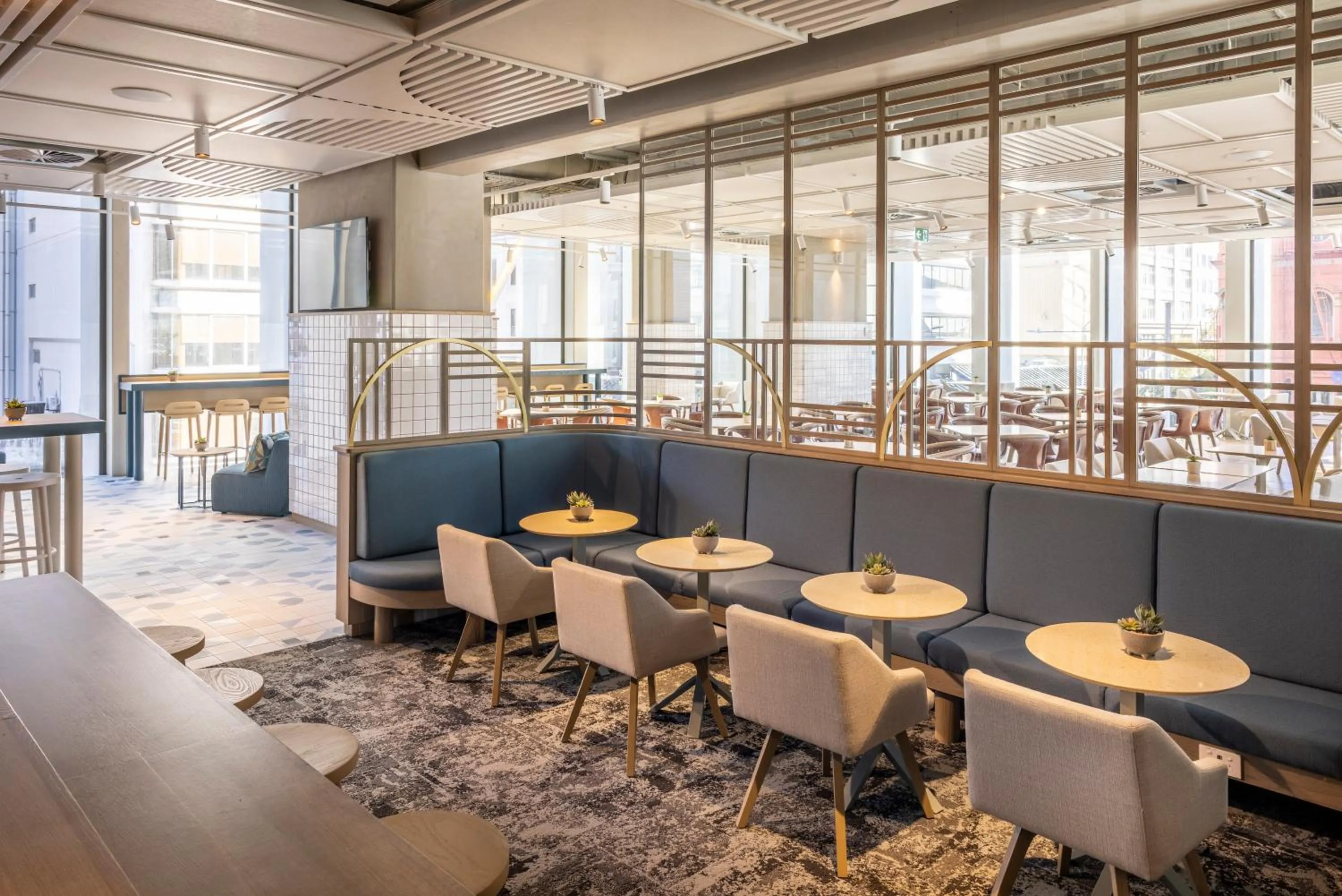 Restaurant/places to eat in Holiday Inn Express Auckland City Centre by IHG