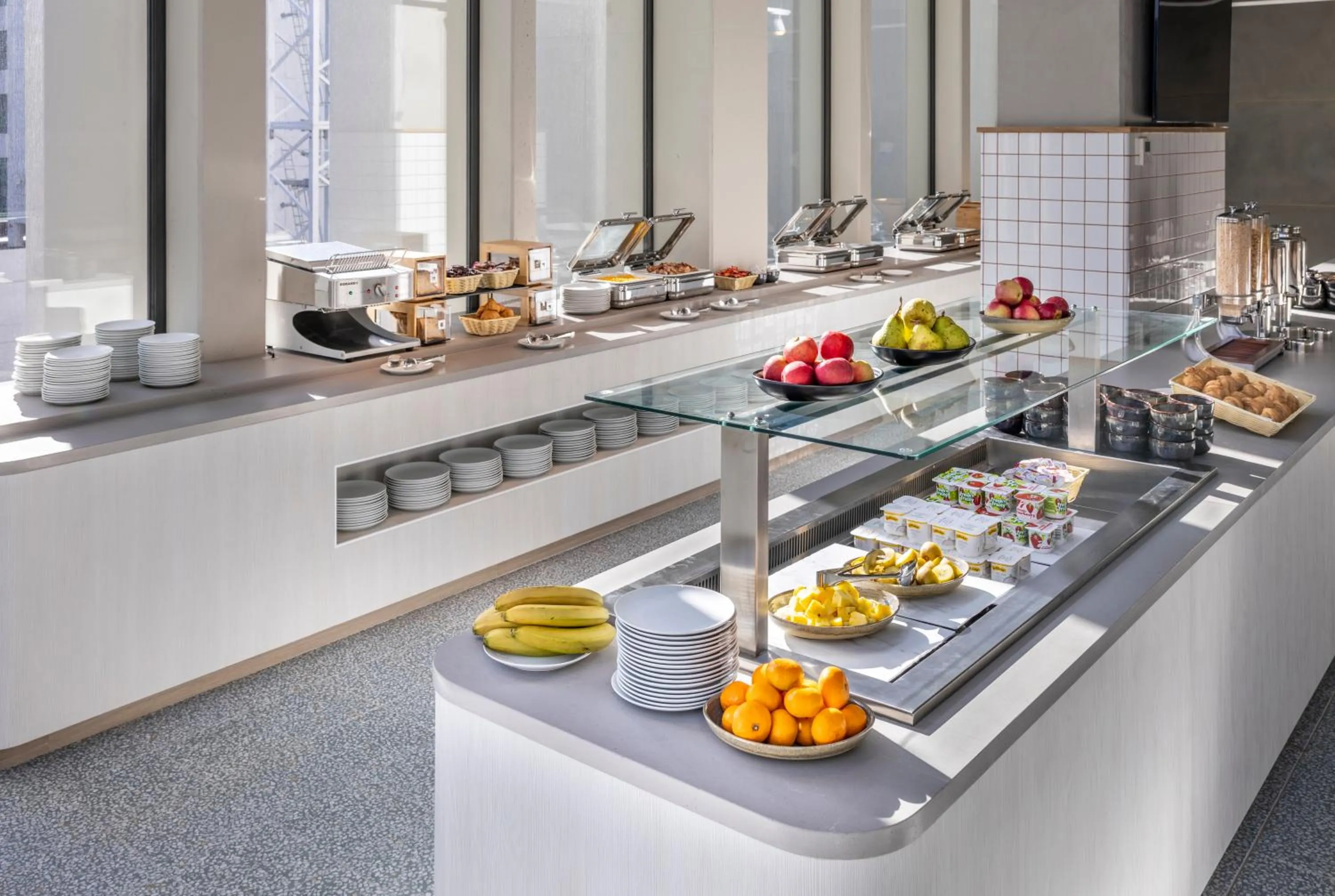 Restaurant/places to eat in Holiday Inn Express Auckland City Centre by IHG