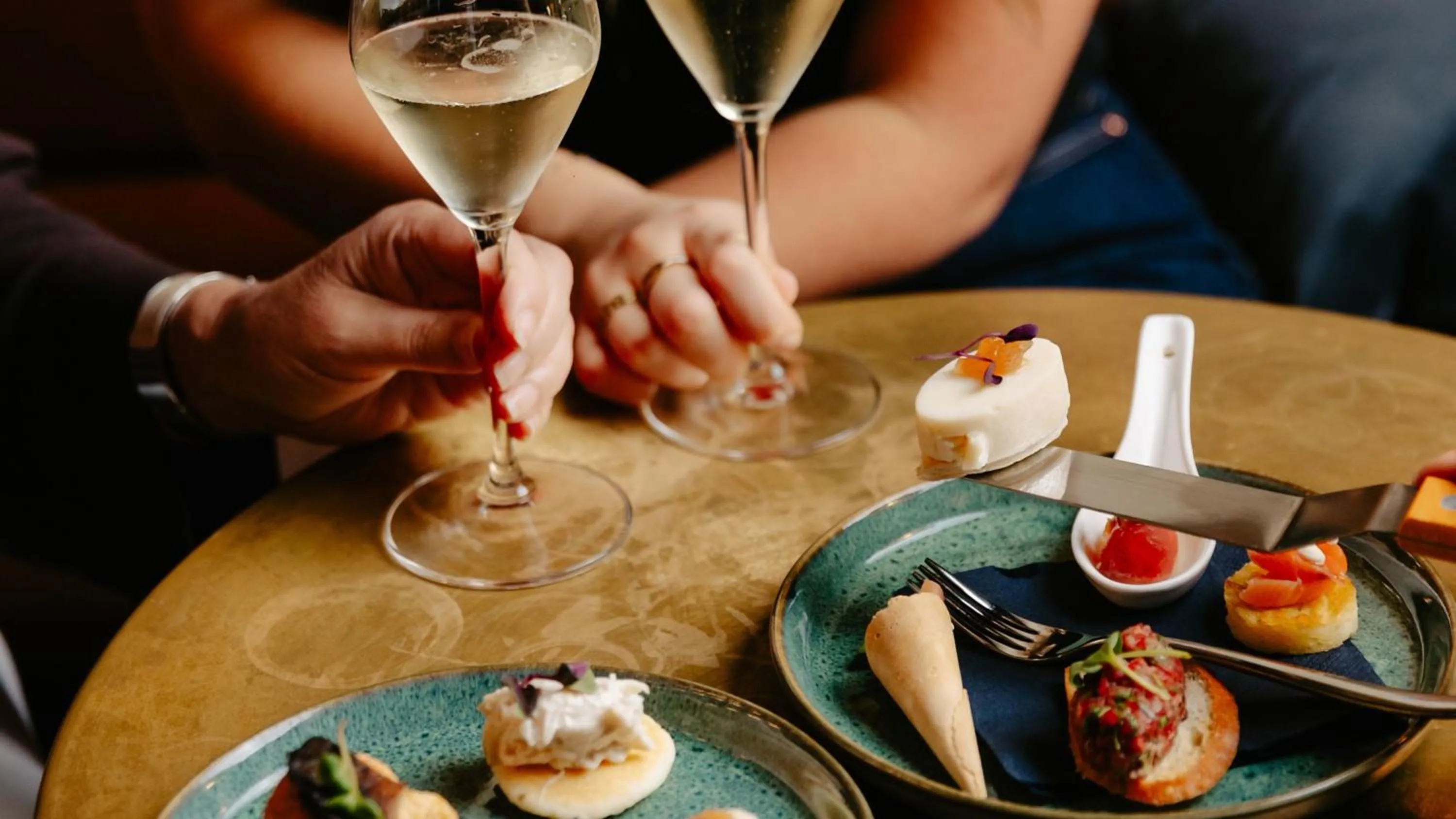 Lounge or bar in voco Auckland City Centre by IHG