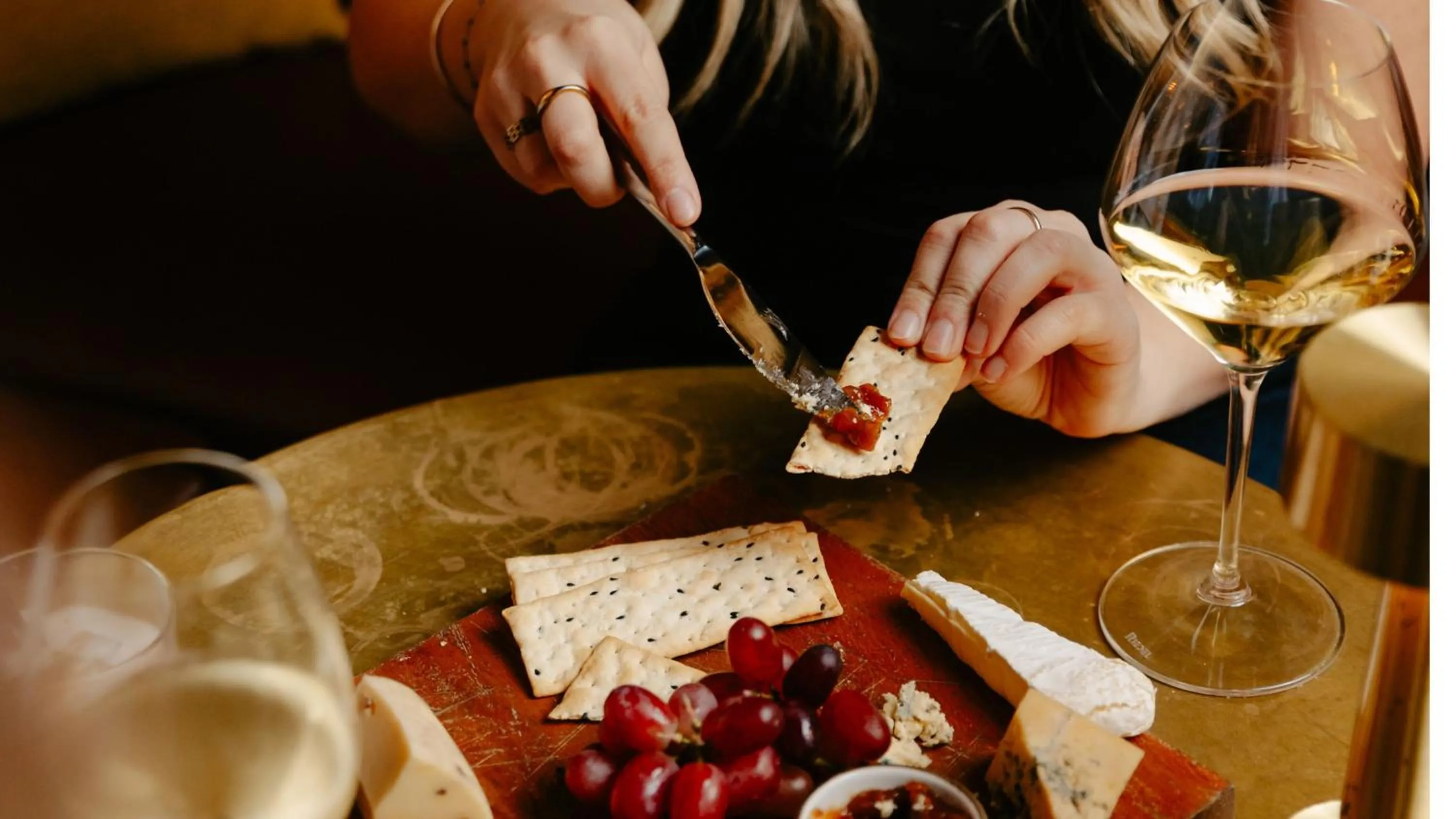 Lounge or bar in voco Auckland City Centre by IHG