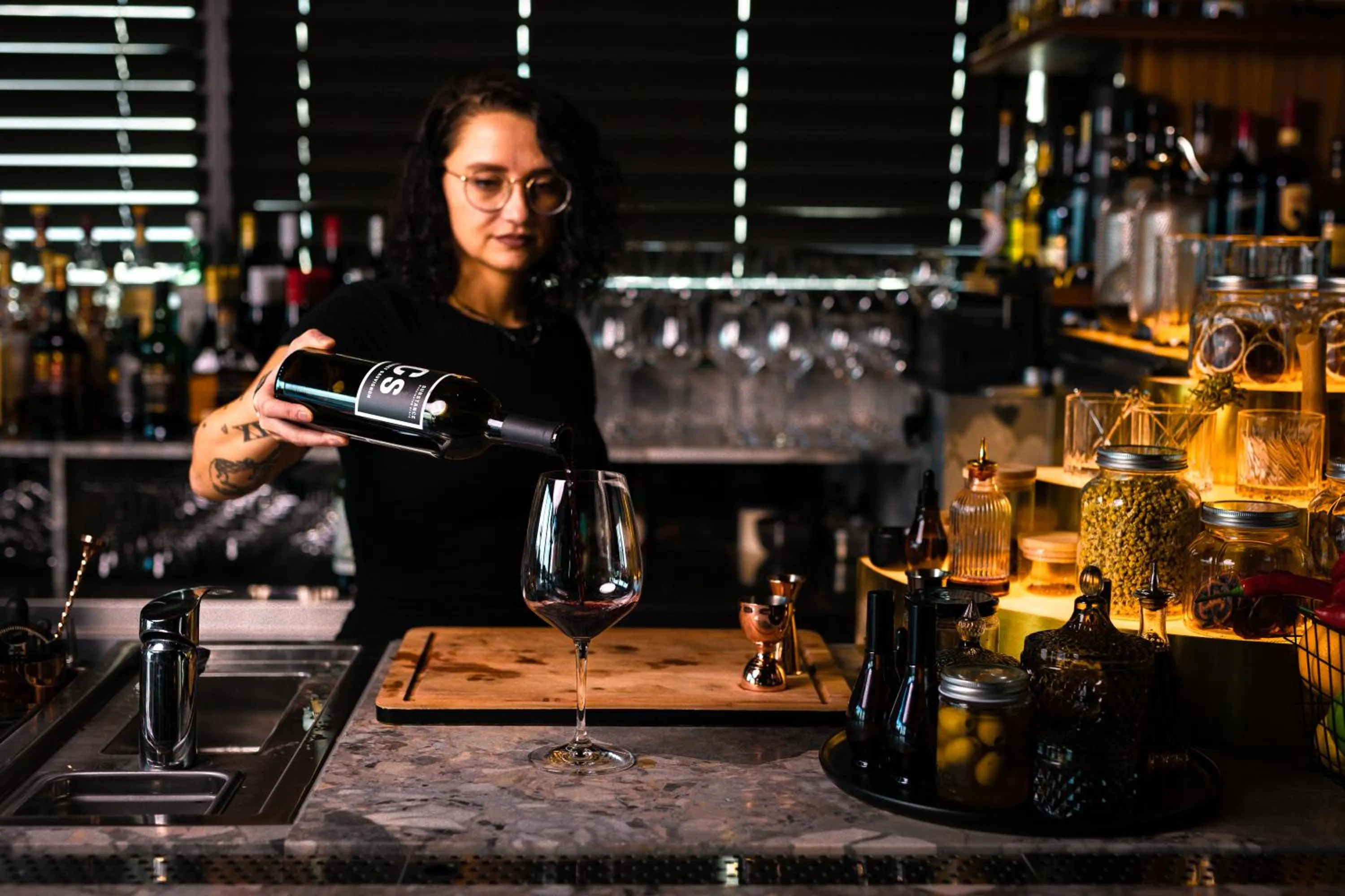 Lounge or bar in voco Auckland City Centre by IHG