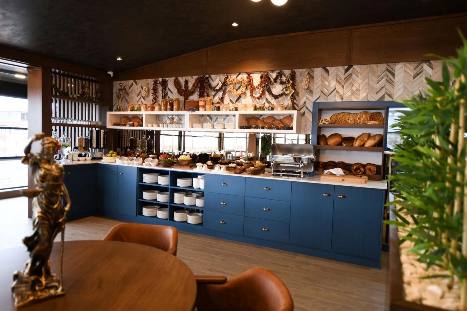 Restaurant/places to eat in REF İNN HOTEL