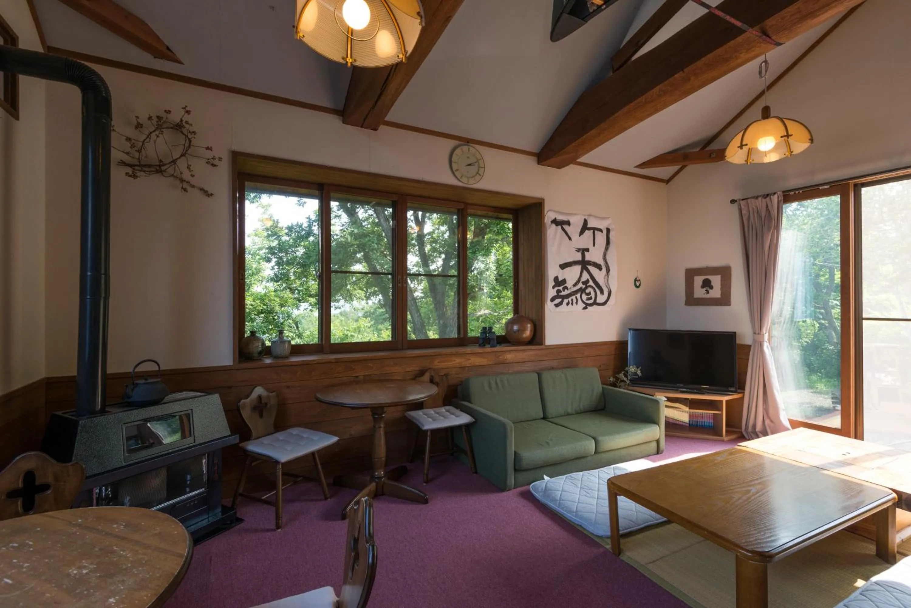 Communal lounge/ TV room in Guest house Maroudo