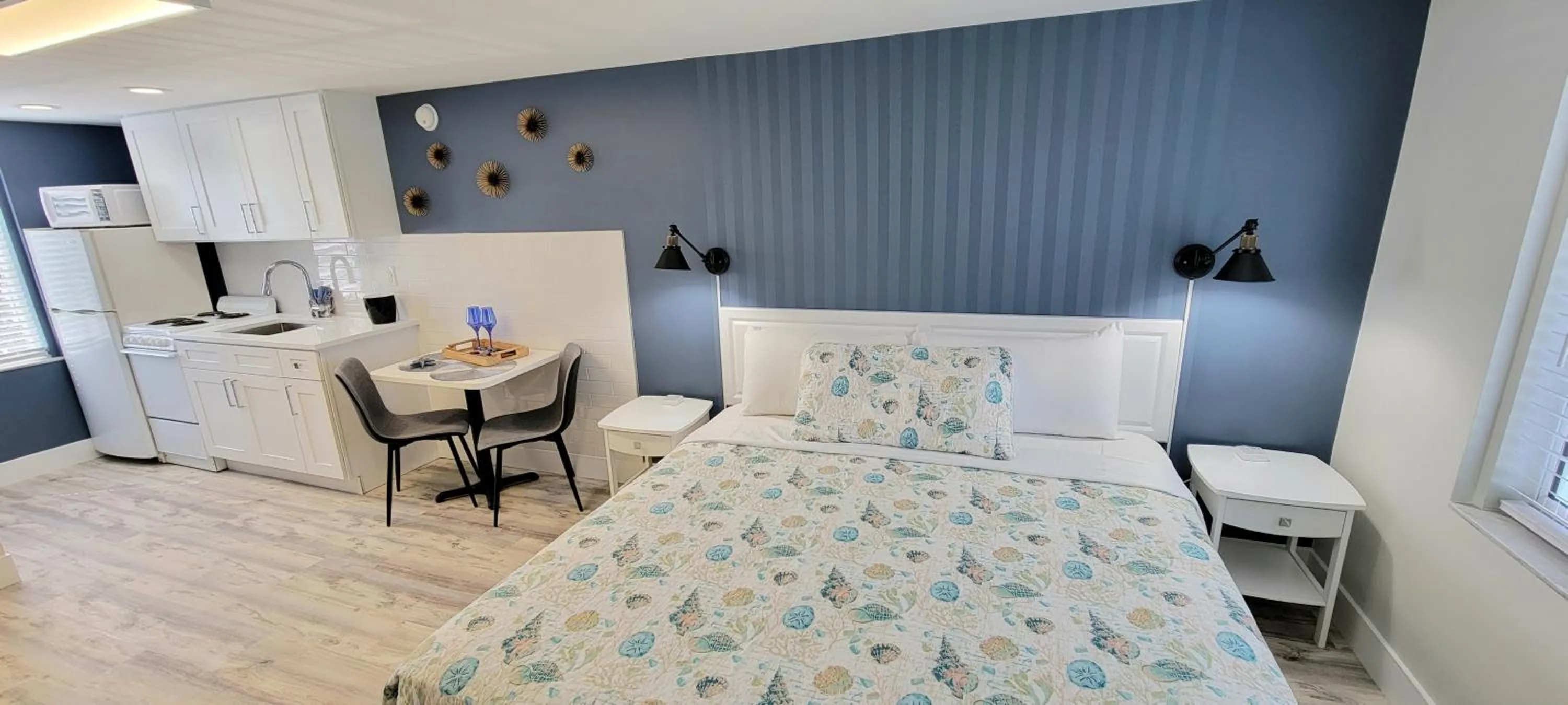 Kitchen or kitchenette, Bed in Satellite Motel