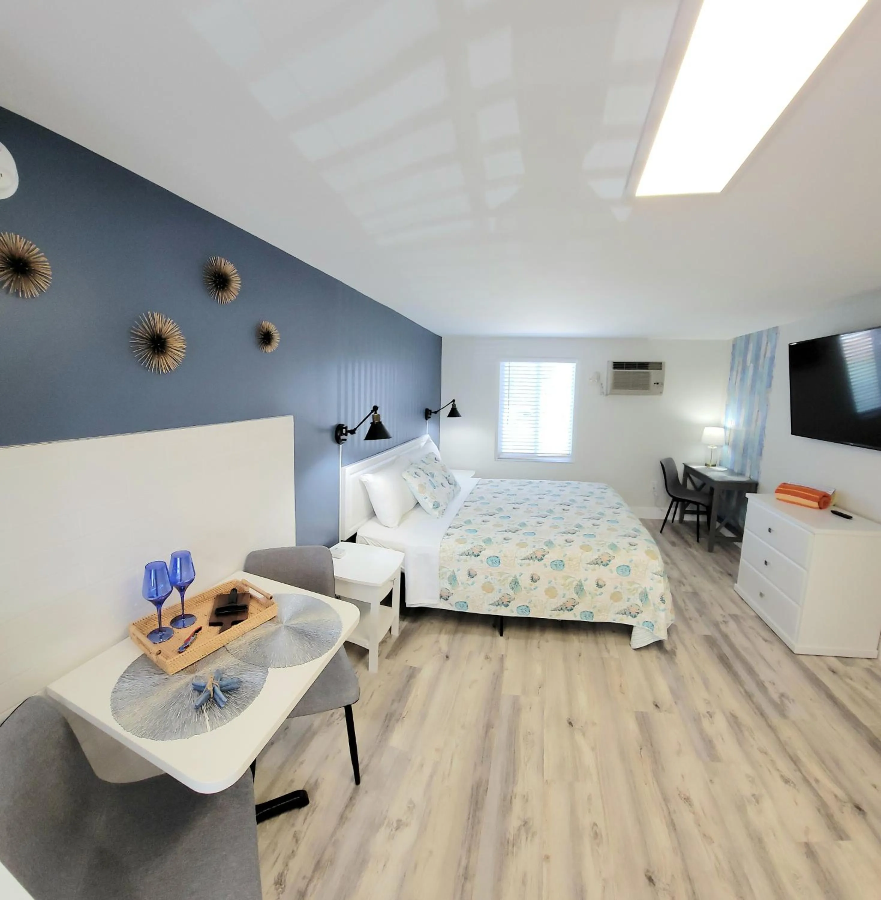 Photo of the whole room, Bed in Satellite Motel