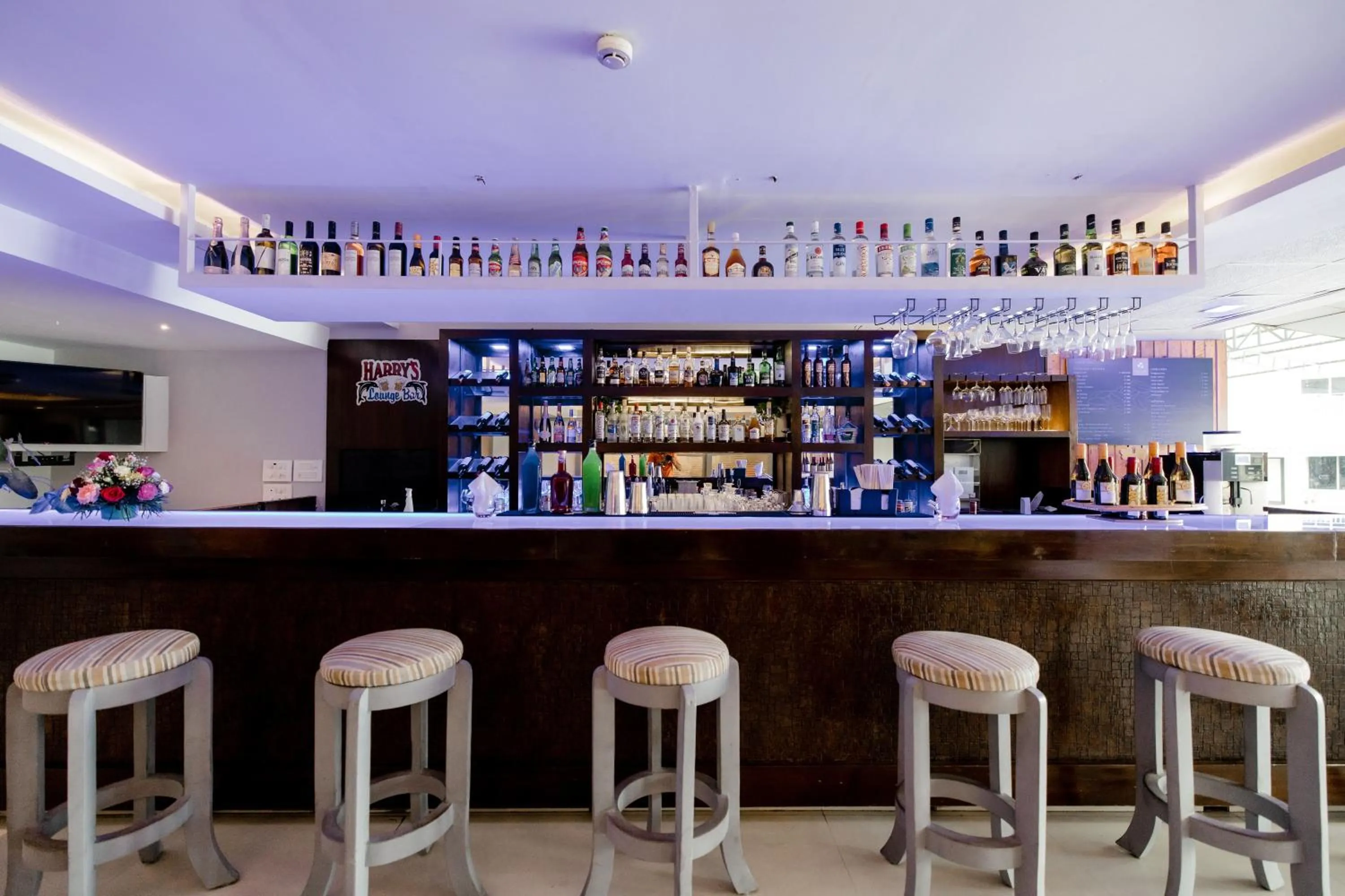 Lounge or bar in Regenta Baywatch Resort, Goa