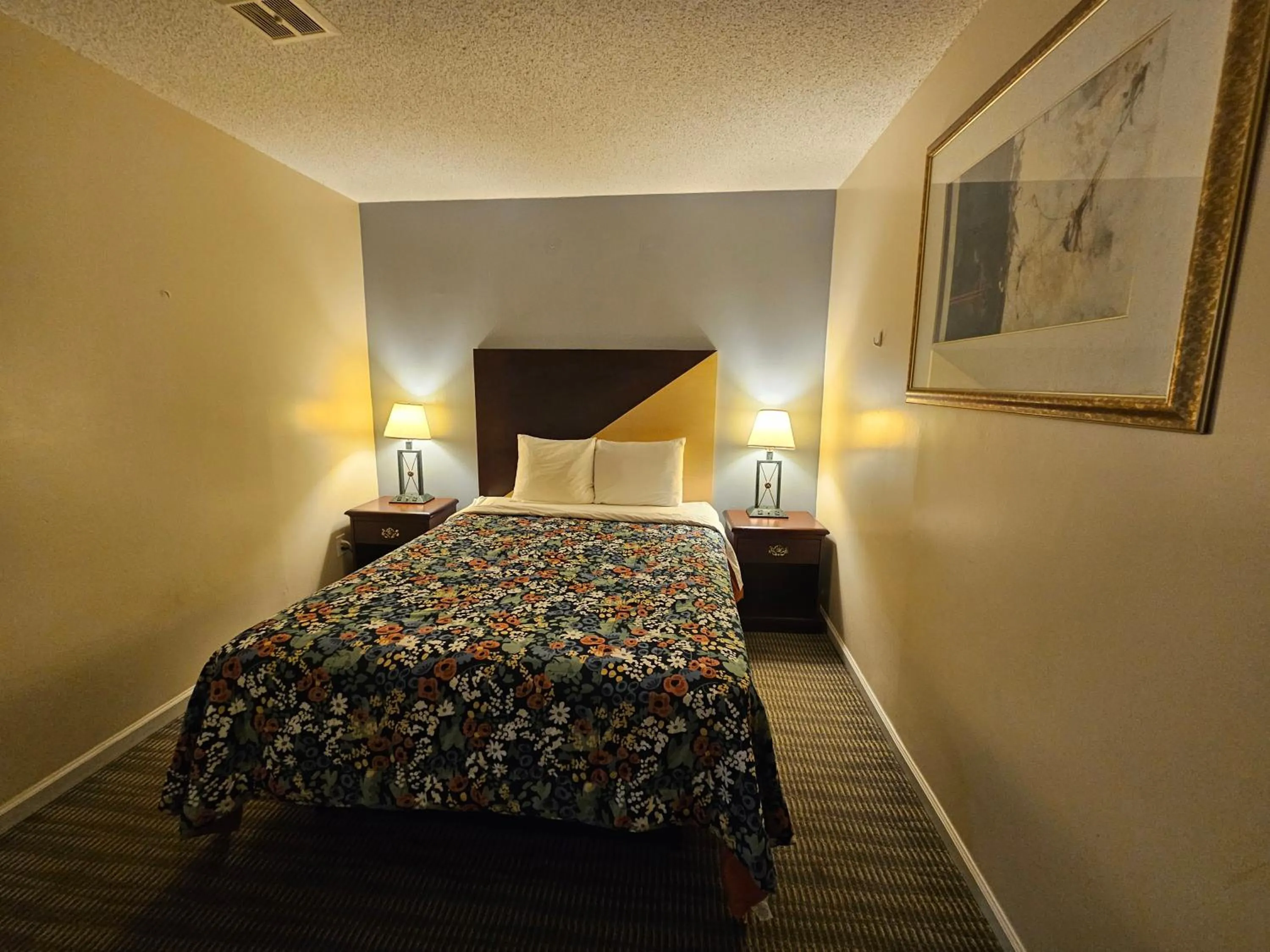 Bed in MERRIMAC INN & SUITES