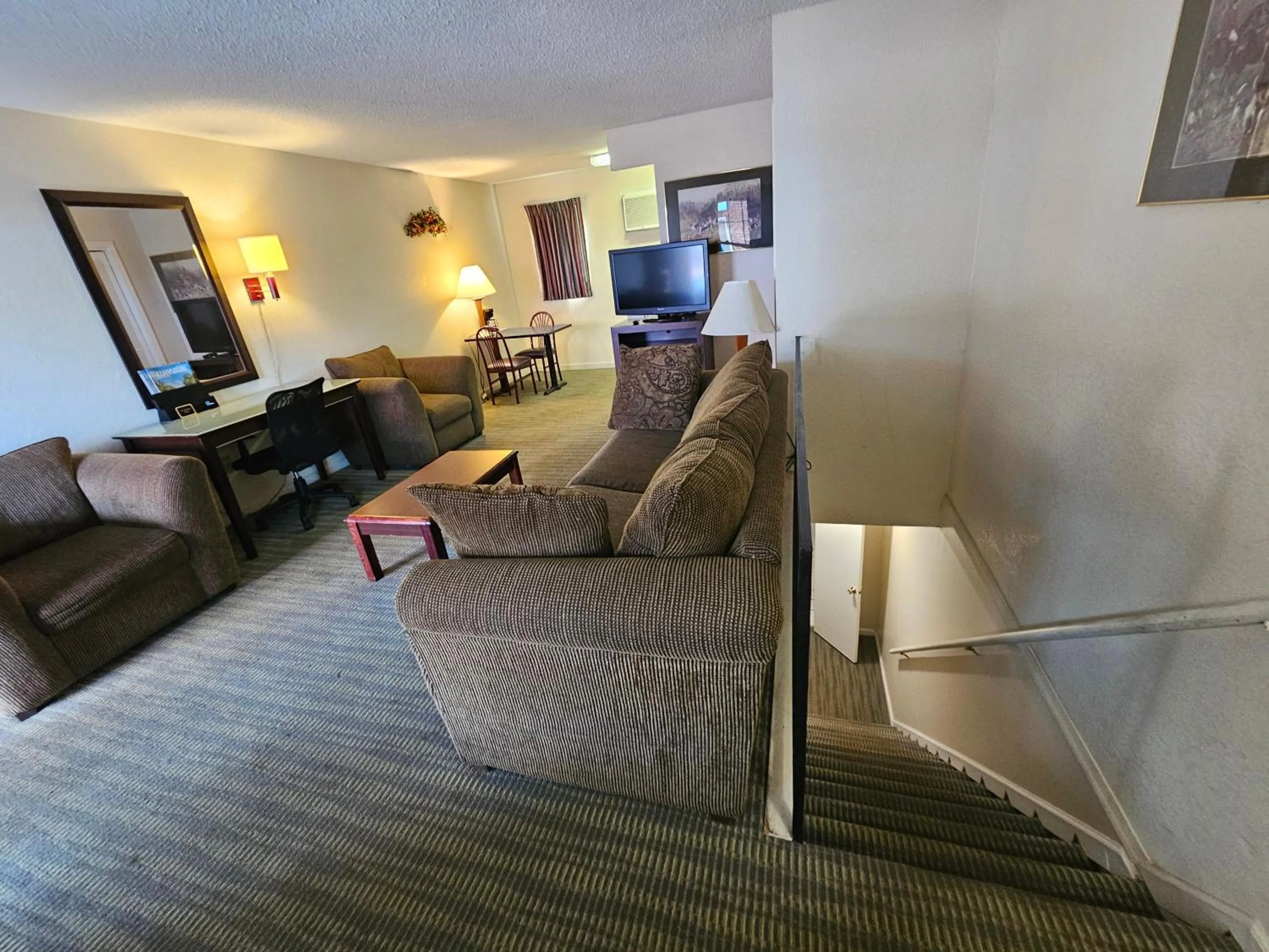 MERRIMAC INN & SUITES