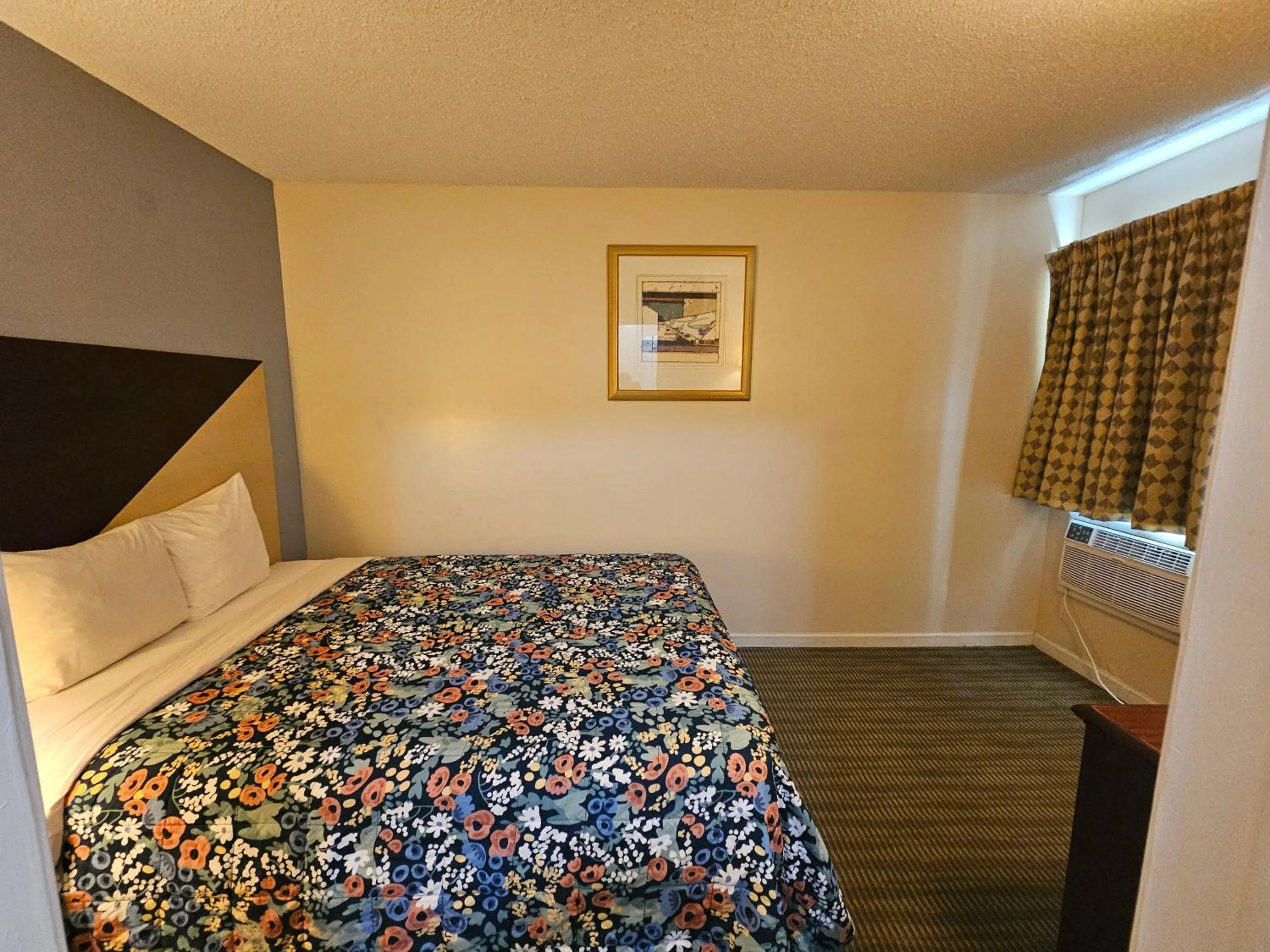 Bed in MERRIMAC INN & SUITES