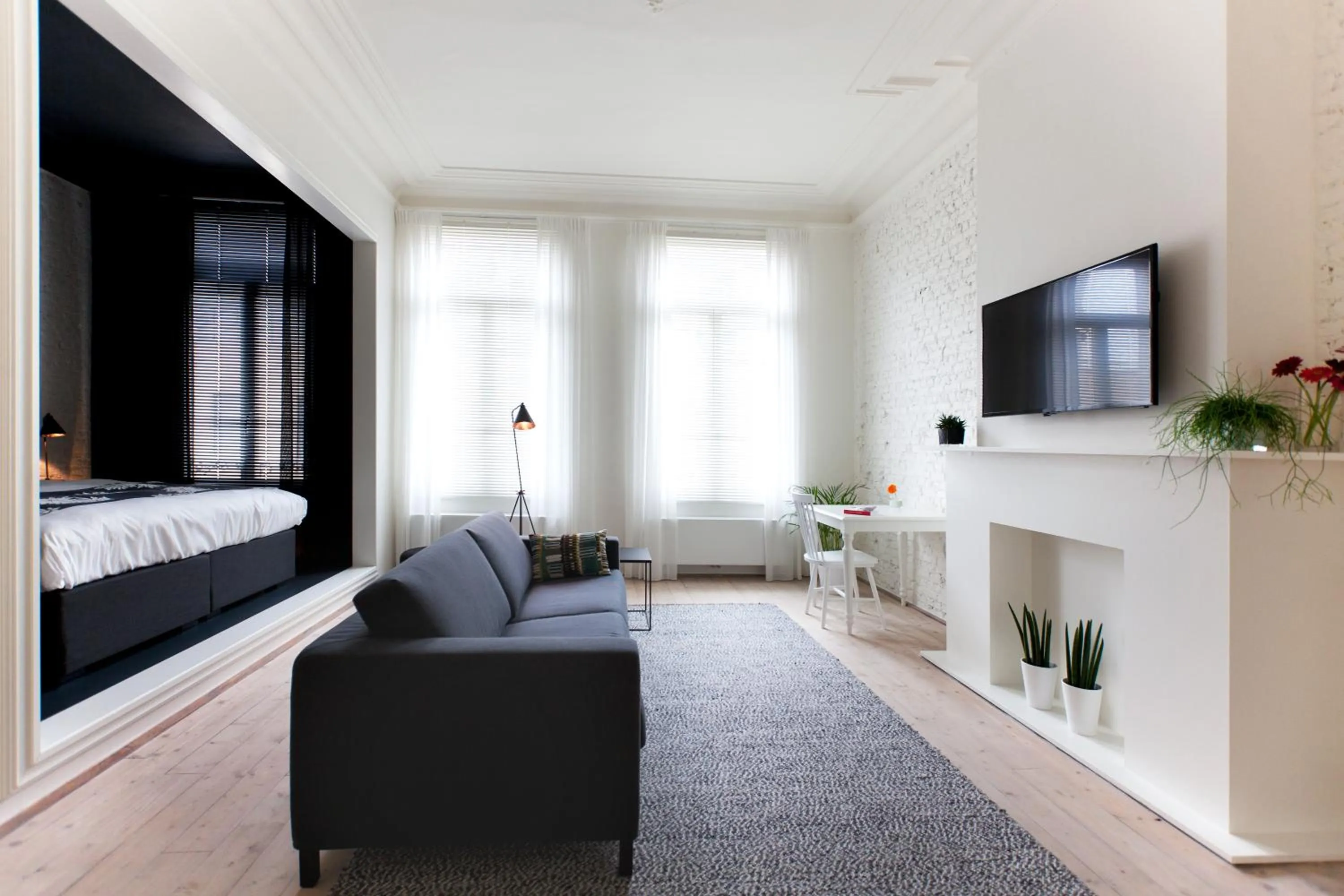 TV and multimedia in Maison Nationale City Flats & Suites