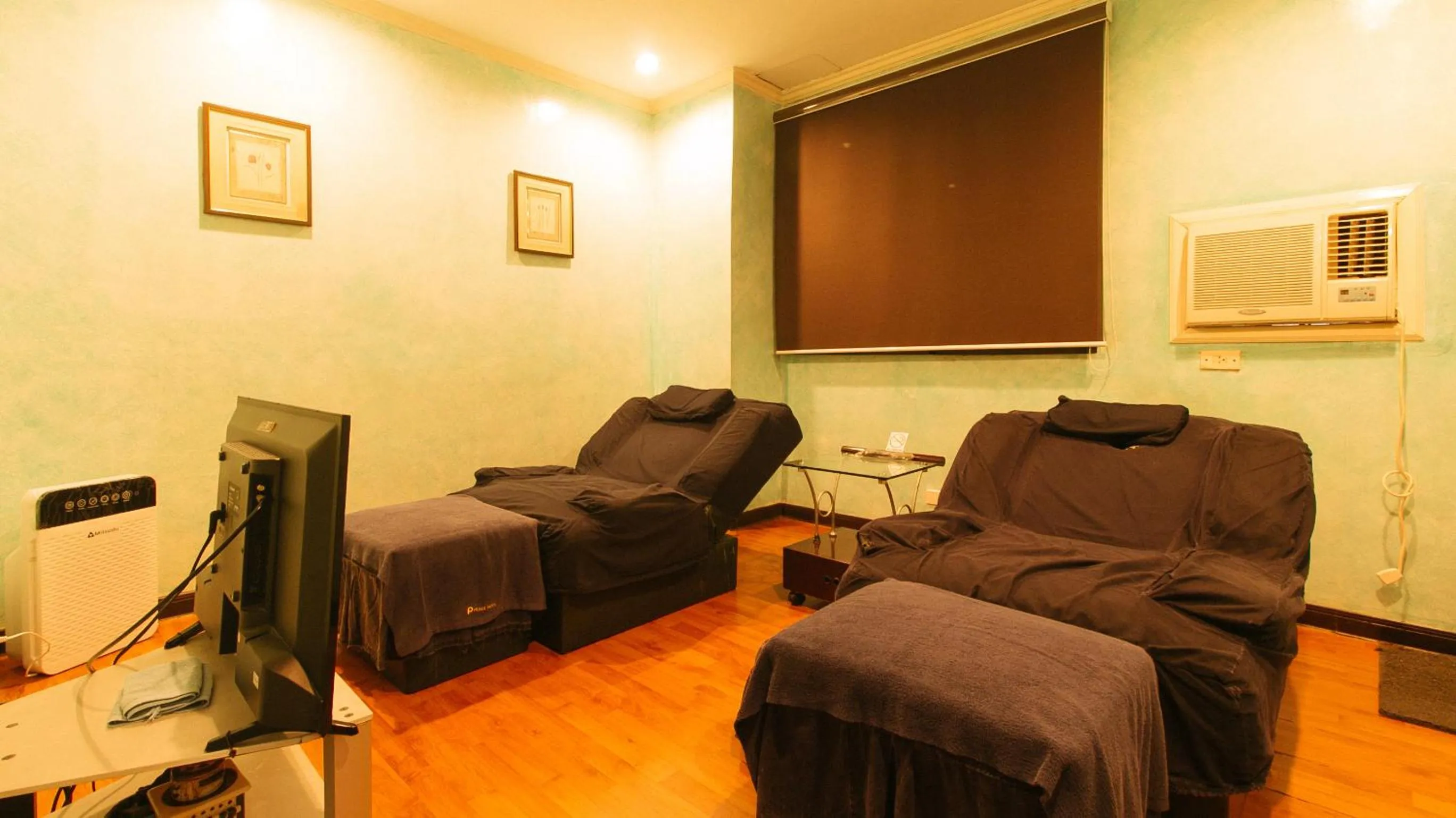 Spa and wellness centre/facilities in Peace Hotel by RedDoorz