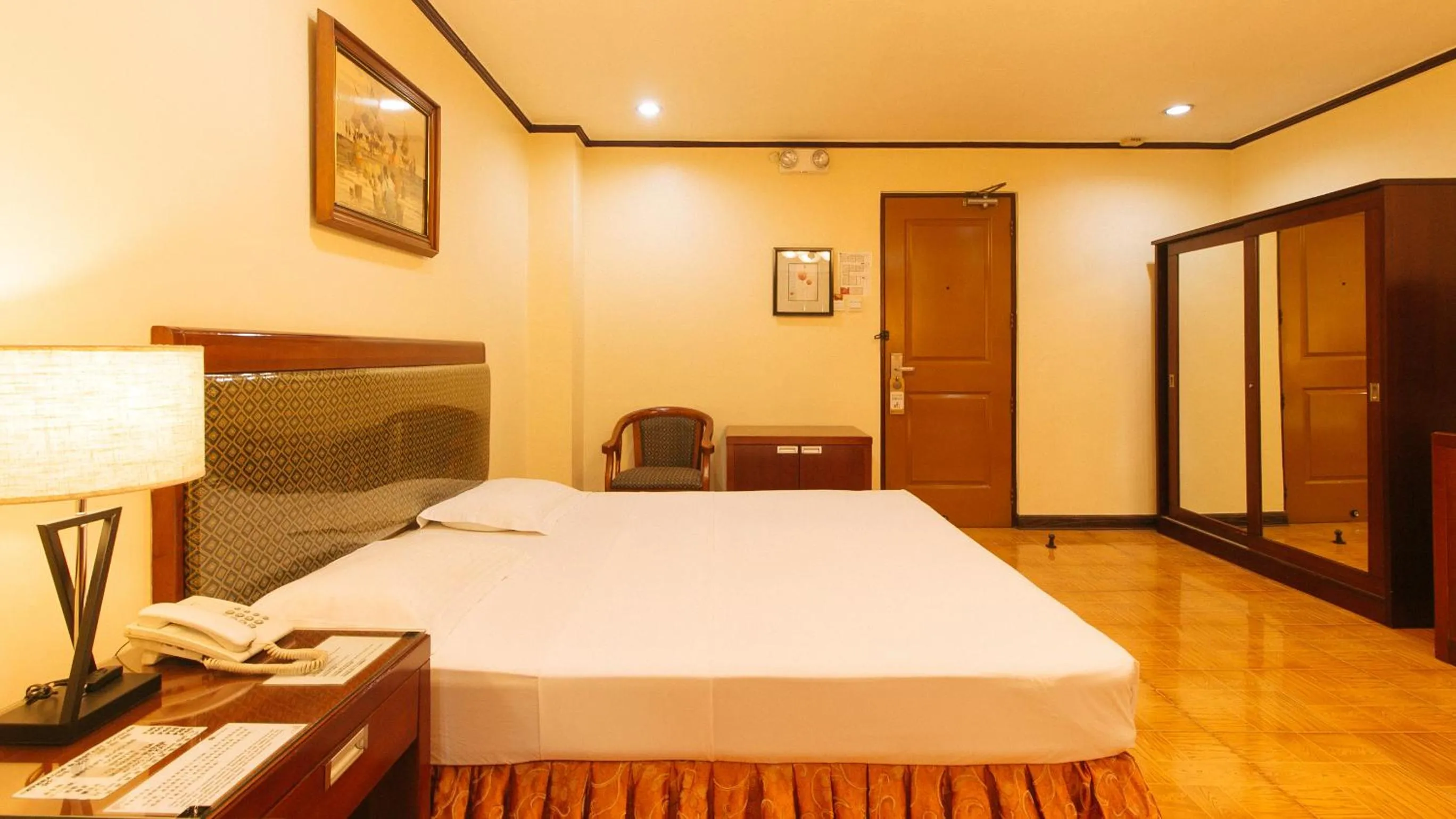 Photo of the whole room, Bed in Peace Hotel by RedDoorz