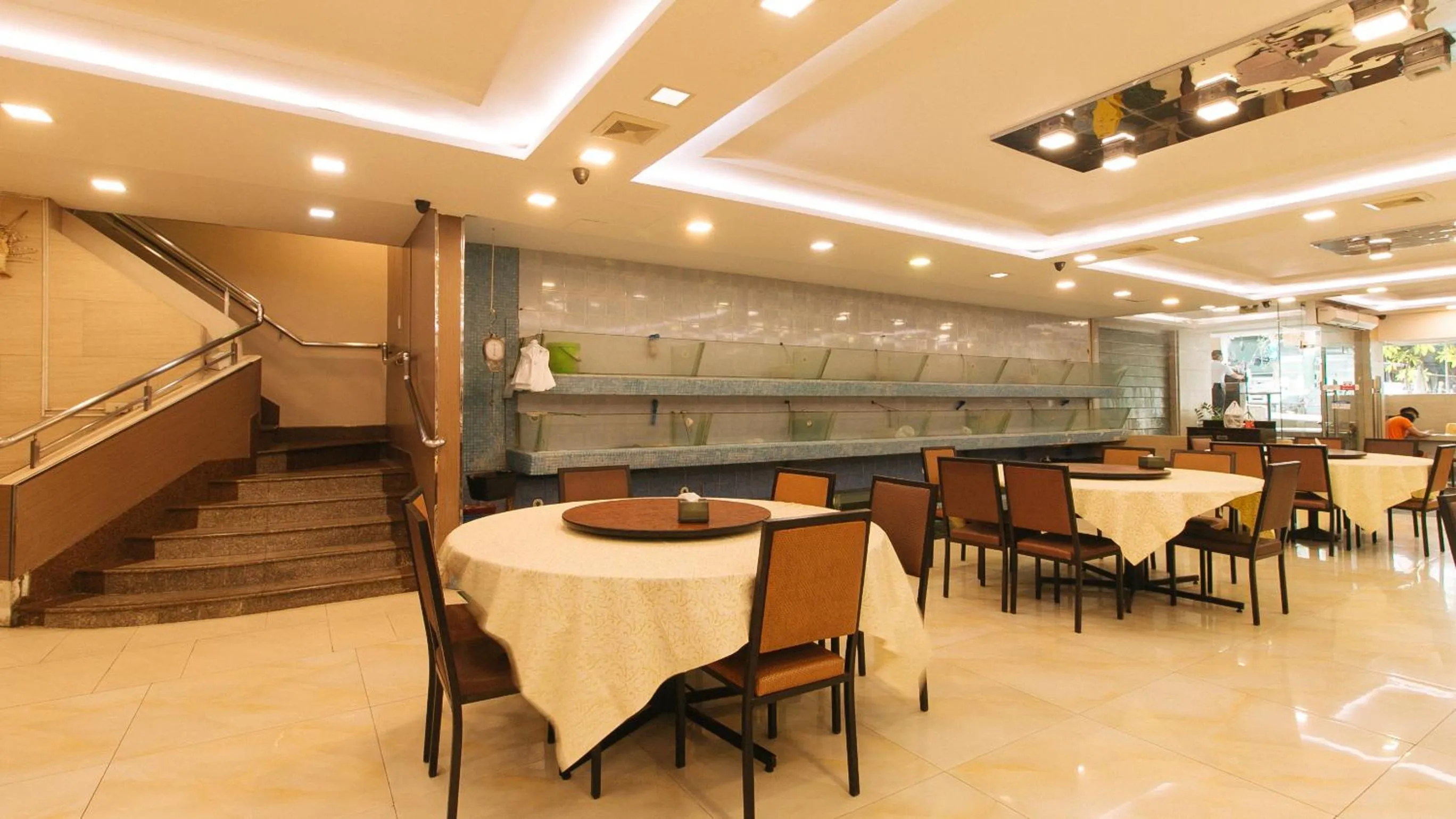 Restaurant/places to eat in Peace Hotel by RedDoorz