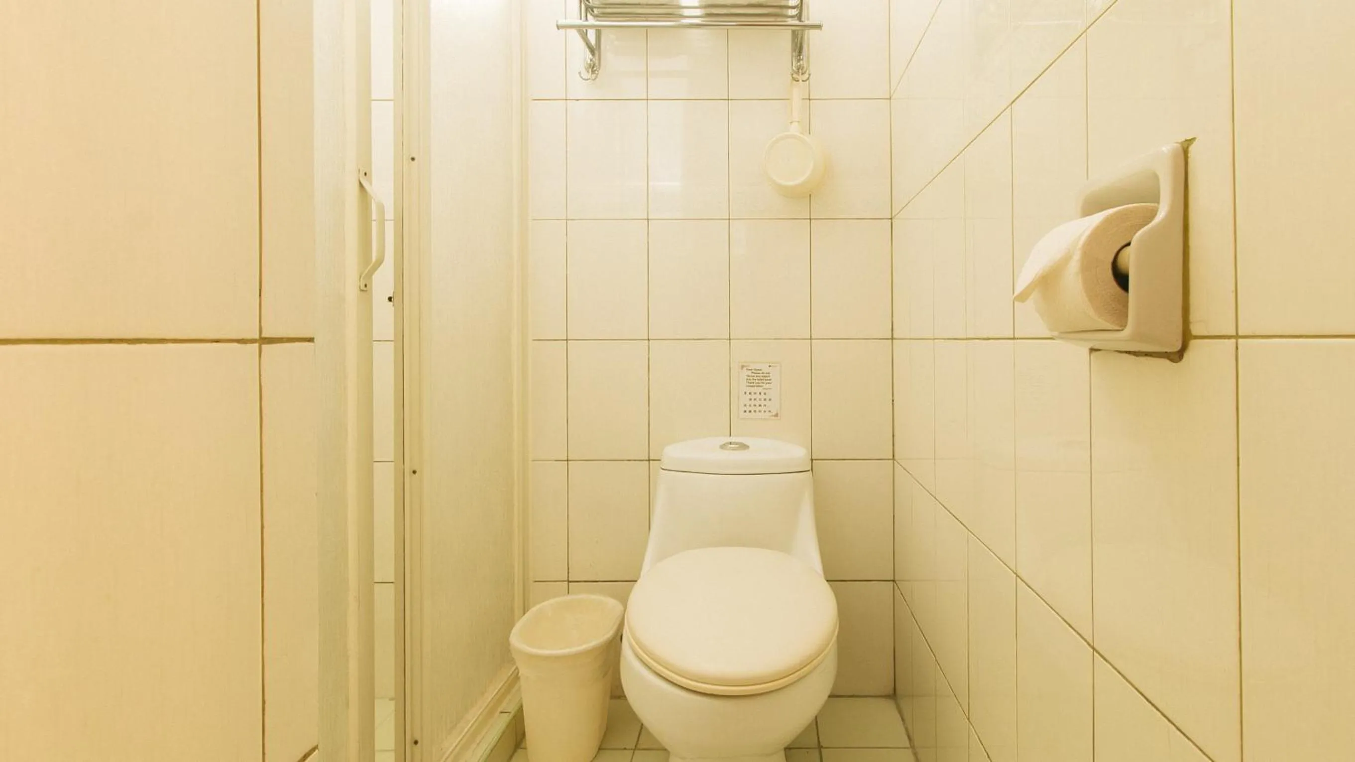 Toilet in Peace Hotel by RedDoorz