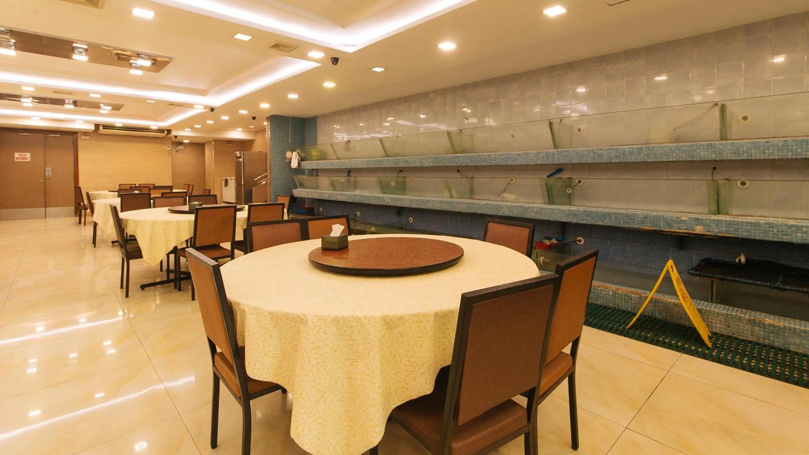 Restaurant/places to eat in Peace Hotel by RedDoorz