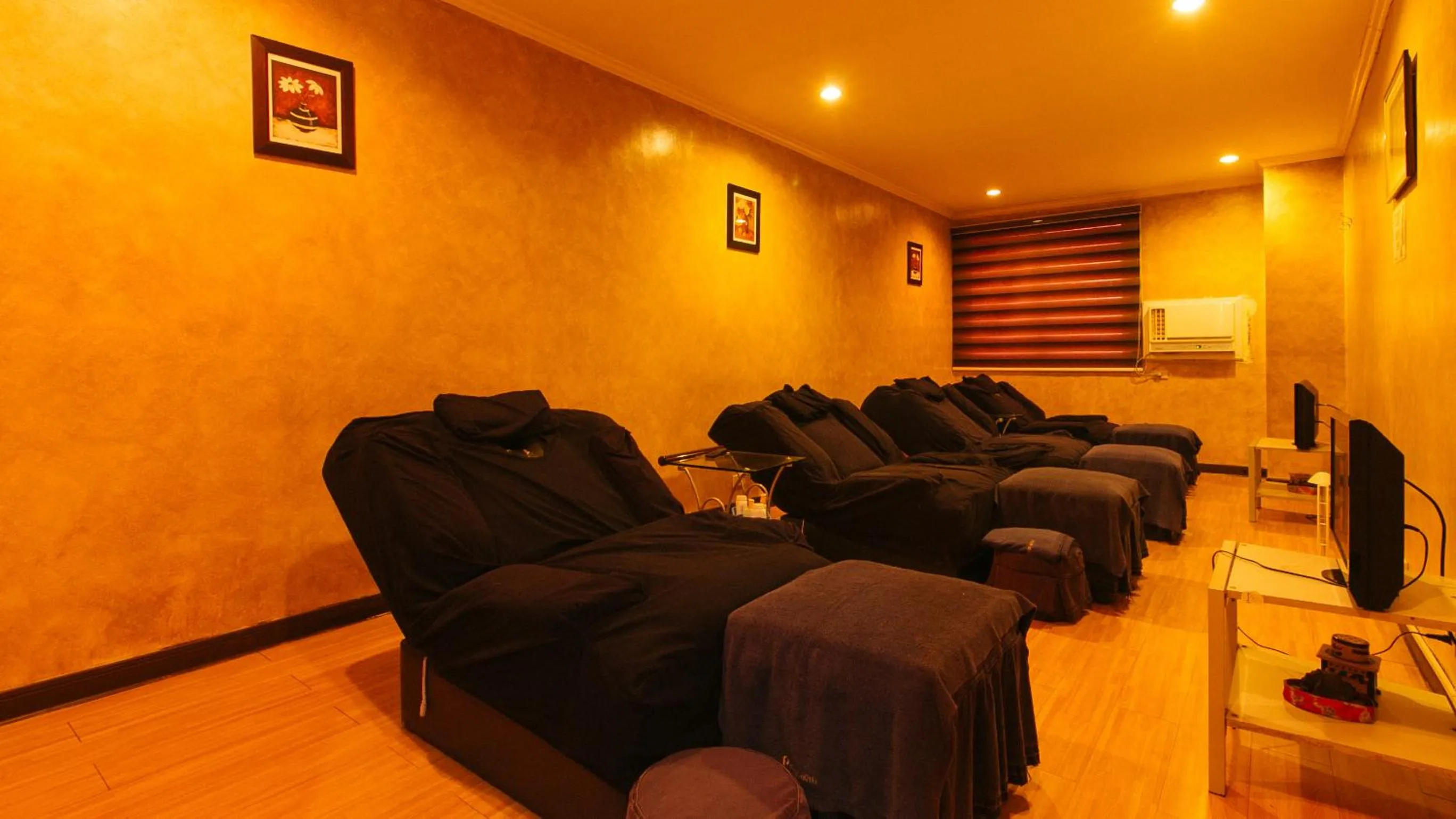 Spa and wellness centre/facilities in Peace Hotel by RedDoorz