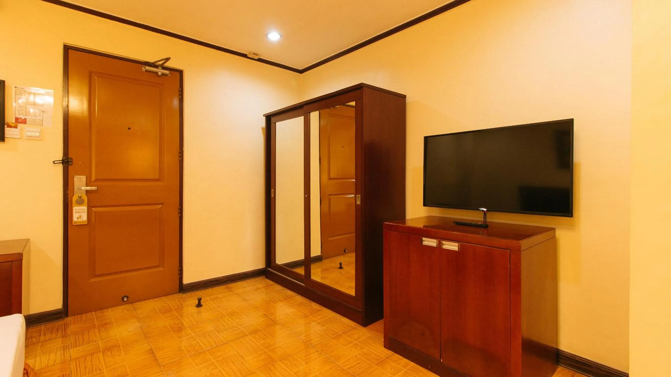 TV and multimedia in Peace Hotel by RedDoorz