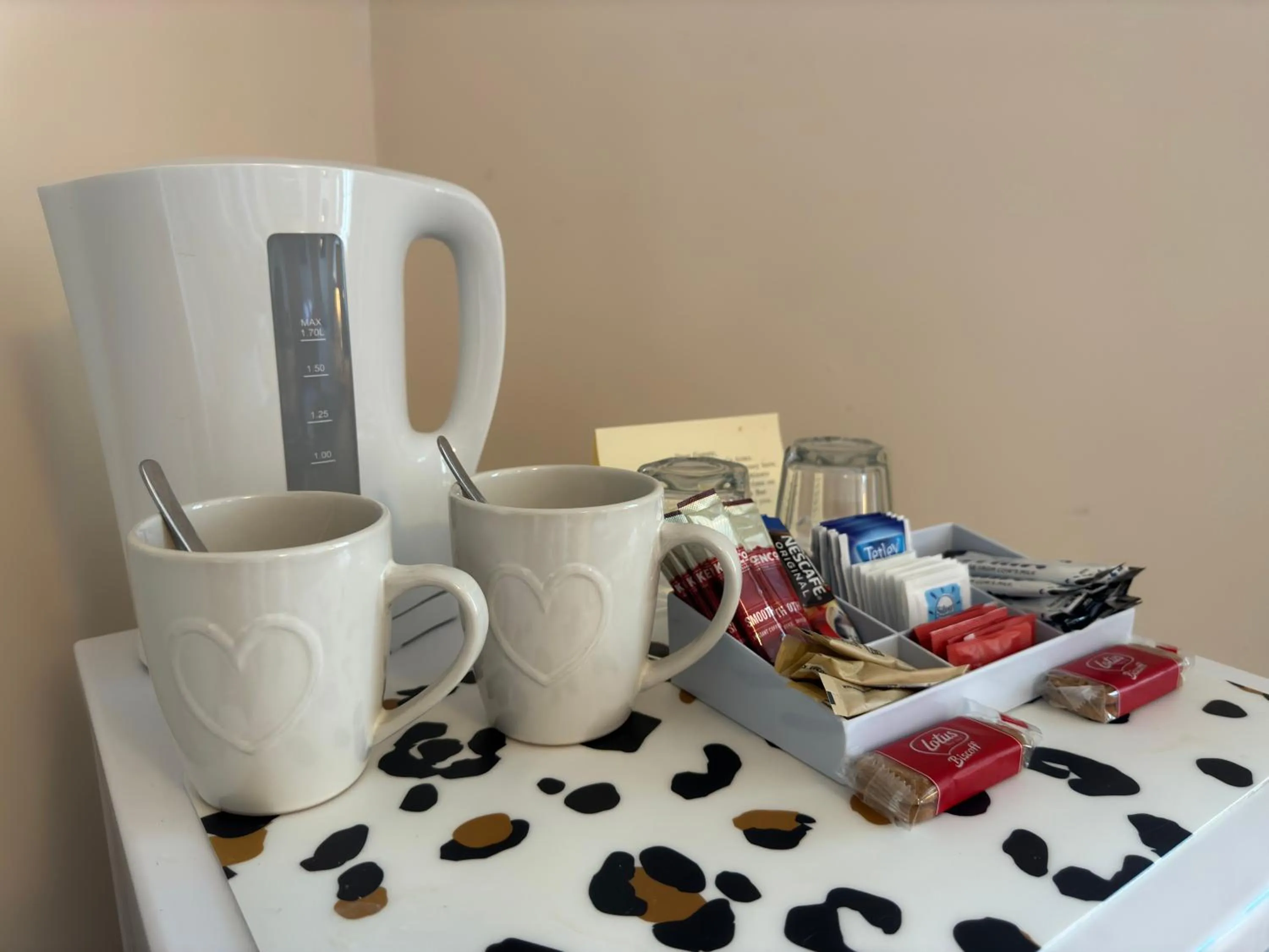 Coffee/tea facilities in The Carpenters Arms Rooms in Broadway, Laugharne