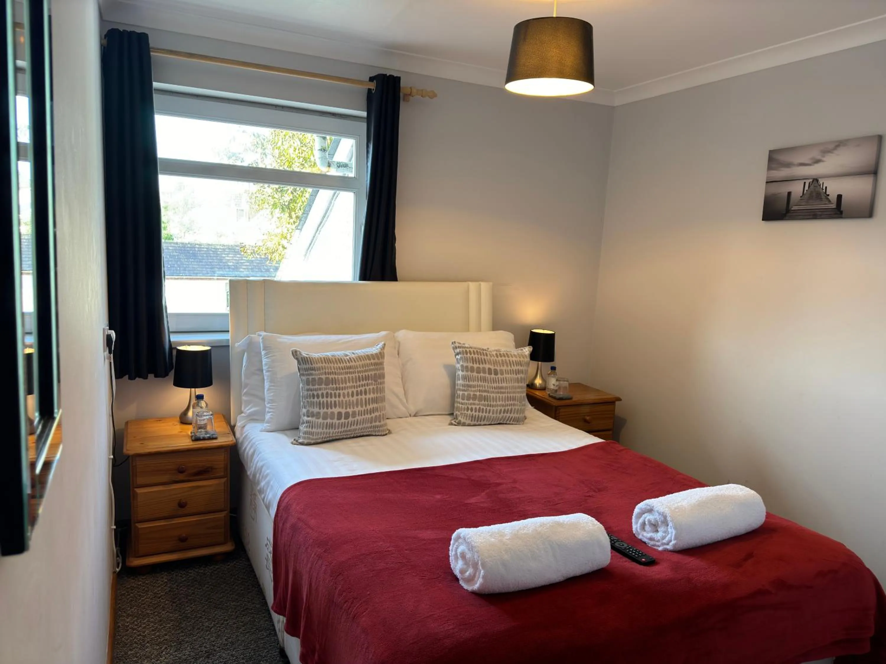 Bedroom, Bed in The Carpenters Arms Rooms in Broadway, Laugharne