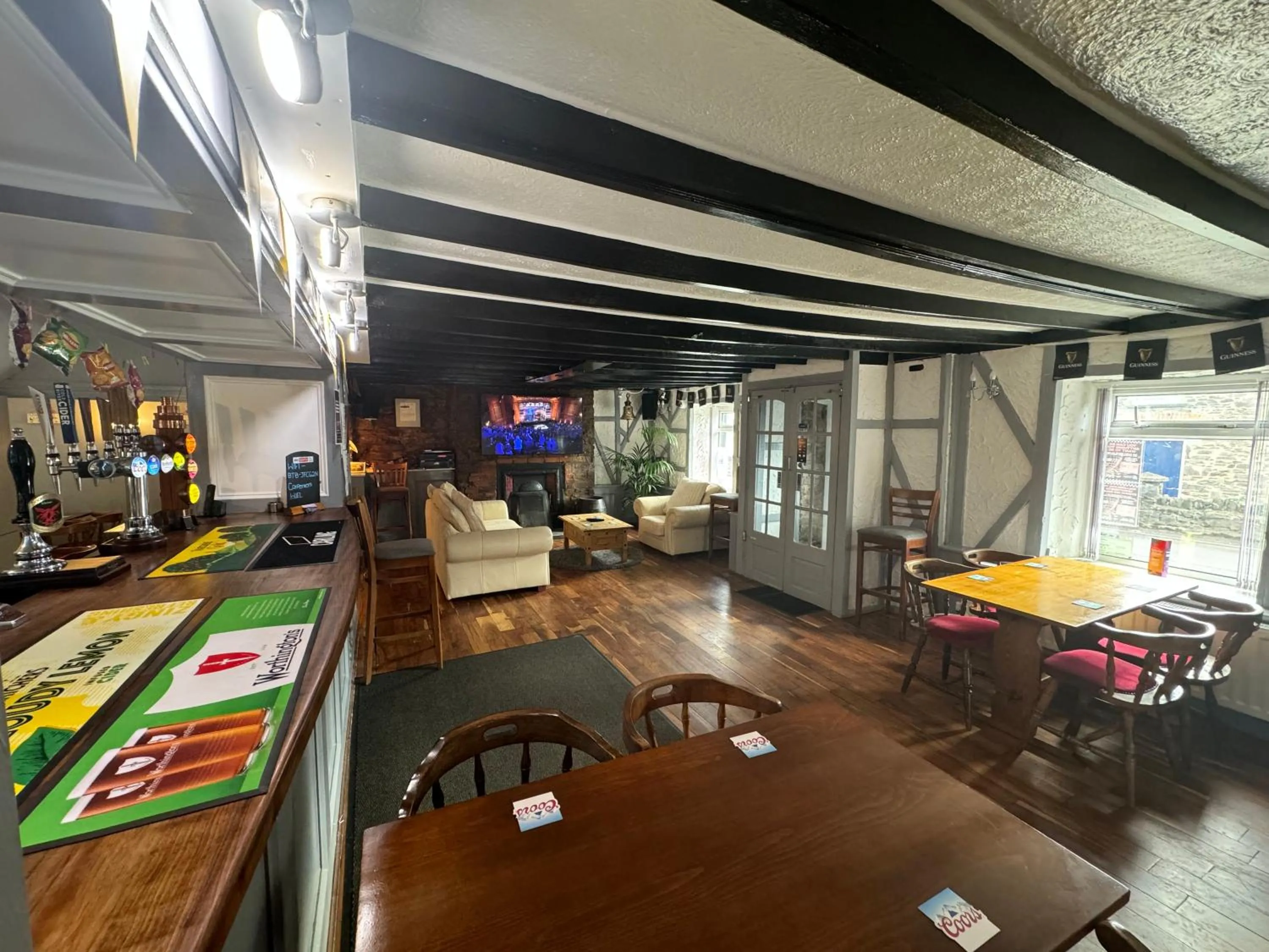 Lounge or bar in The Carpenters Arms Rooms in Broadway, Laugharne