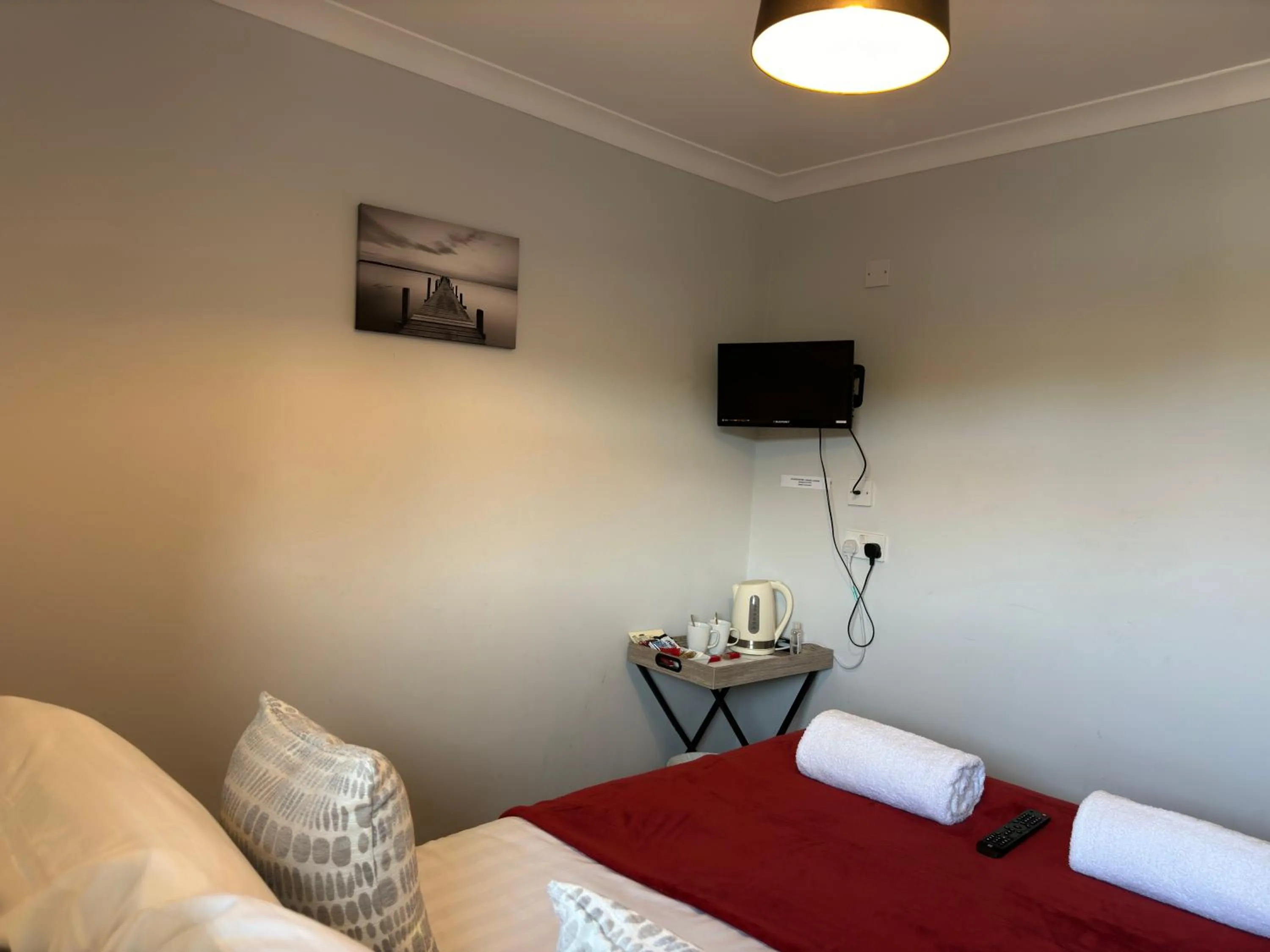 Bedroom, Bed in The Carpenters Arms Rooms in Broadway, Laugharne